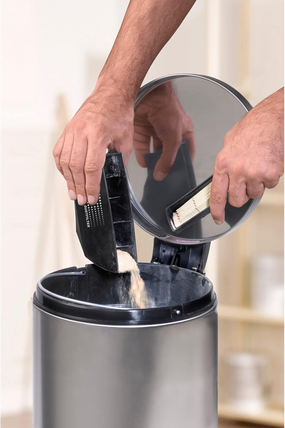 Emptying the dust filter of SKIL 1215AA