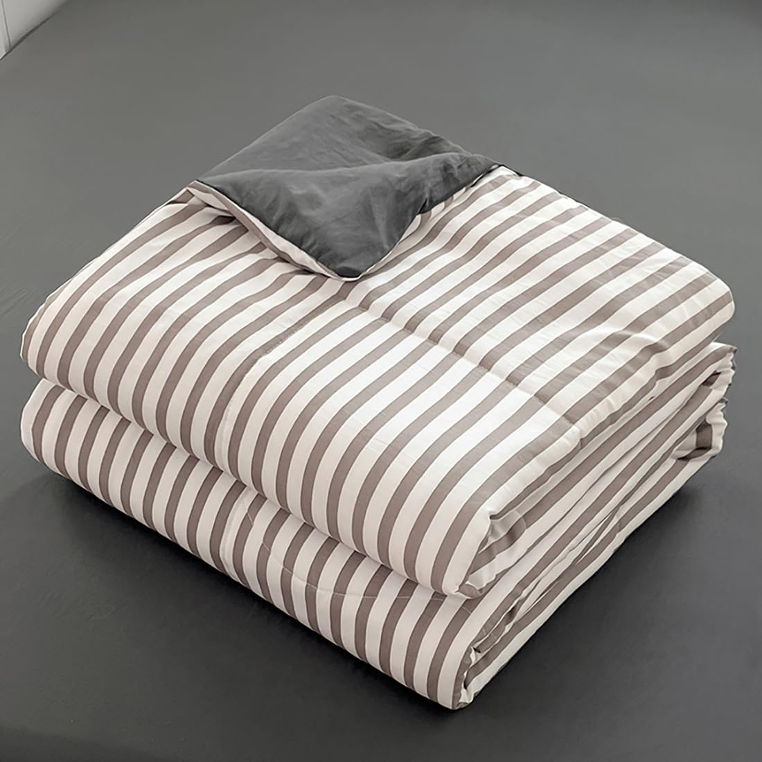 Colcha de Microfibra Suave, Ligero, Patrón de Rayas Colcha Cama 150, para Primavera, Verano, Otoño e Invierno, Transpirable (Rayas Grises,180x200cm)