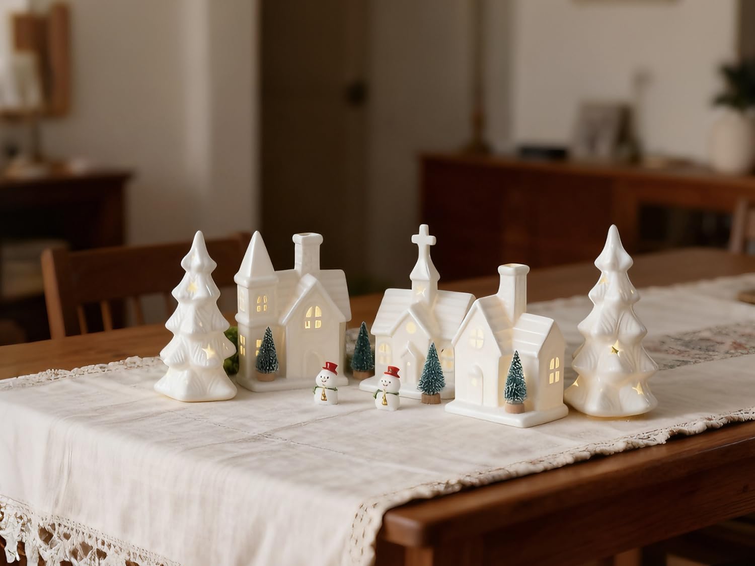 Weihnachtsdorf aus Keramik, Weiß, 11 Stück, inklusive 3 beleuchteten Porzellanhäusern, 2 LED-Weihnachtsbäumen, 4 Mini-Bäumen und 2 Schneemann-Figuren – LED-Urlaubs-Tischdekoration für den Winter