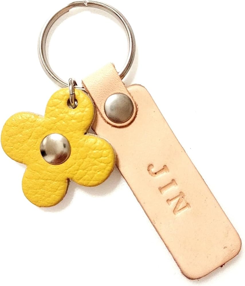 Amazon.co.jp: 【名入れ可能】ヌメ革キーホルダー（花） (黄