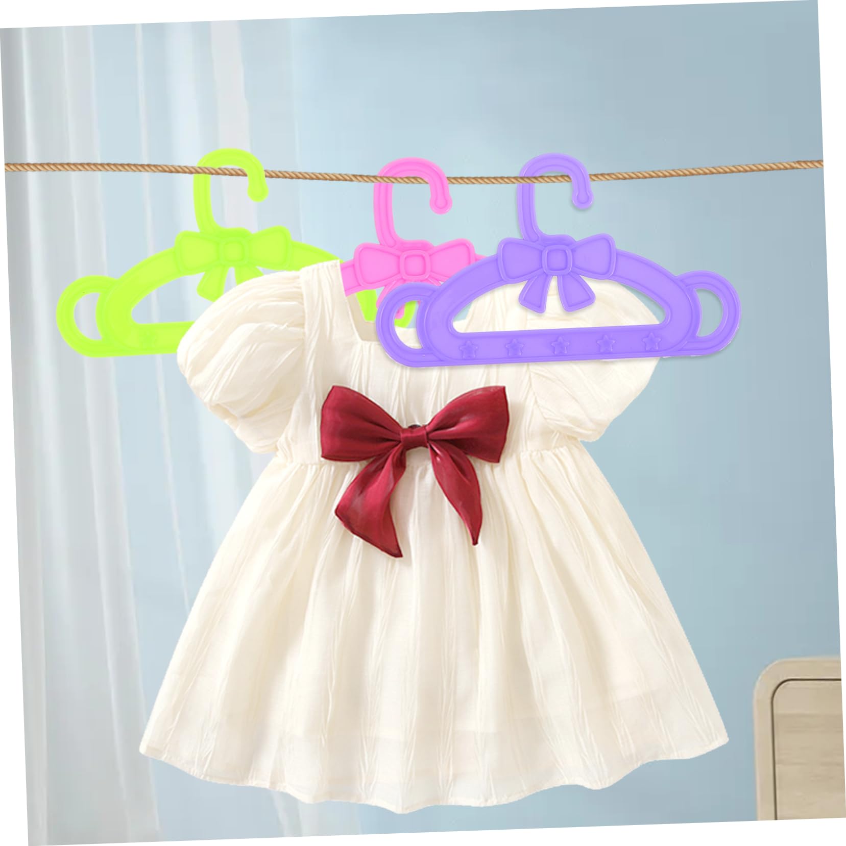 Perchas para Ropa de Muñecas de Plástico 15 Piezas | Accesorios para Vestidos y Faldas, Surtido Rosa Verde y Morado, para Niñas y Ñiño