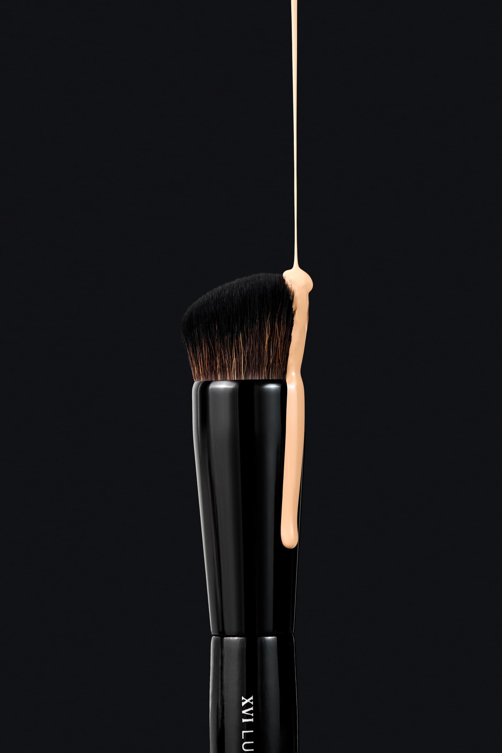 Airbrush-Foundationpinsel Nr. XVI, LUKAS K. by da Vinci, vegane wellige Kunstfasern, schwarze Metallzwinge, Holzstiel, perfektes Finish, Foundation & Creme, Handmade in Germany, Größe 0