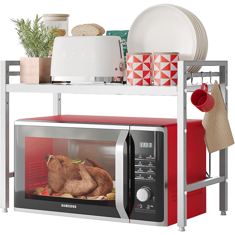 Shally Dogan Mensola Salvaspazio Porta Microonde in Acciaio Allungabile, Scaffale da Cucina con Ripiano Portaspezie, Mobile Estensibile con Ganci e Piedini Antiscivolo, Design Moderno (Bianco)