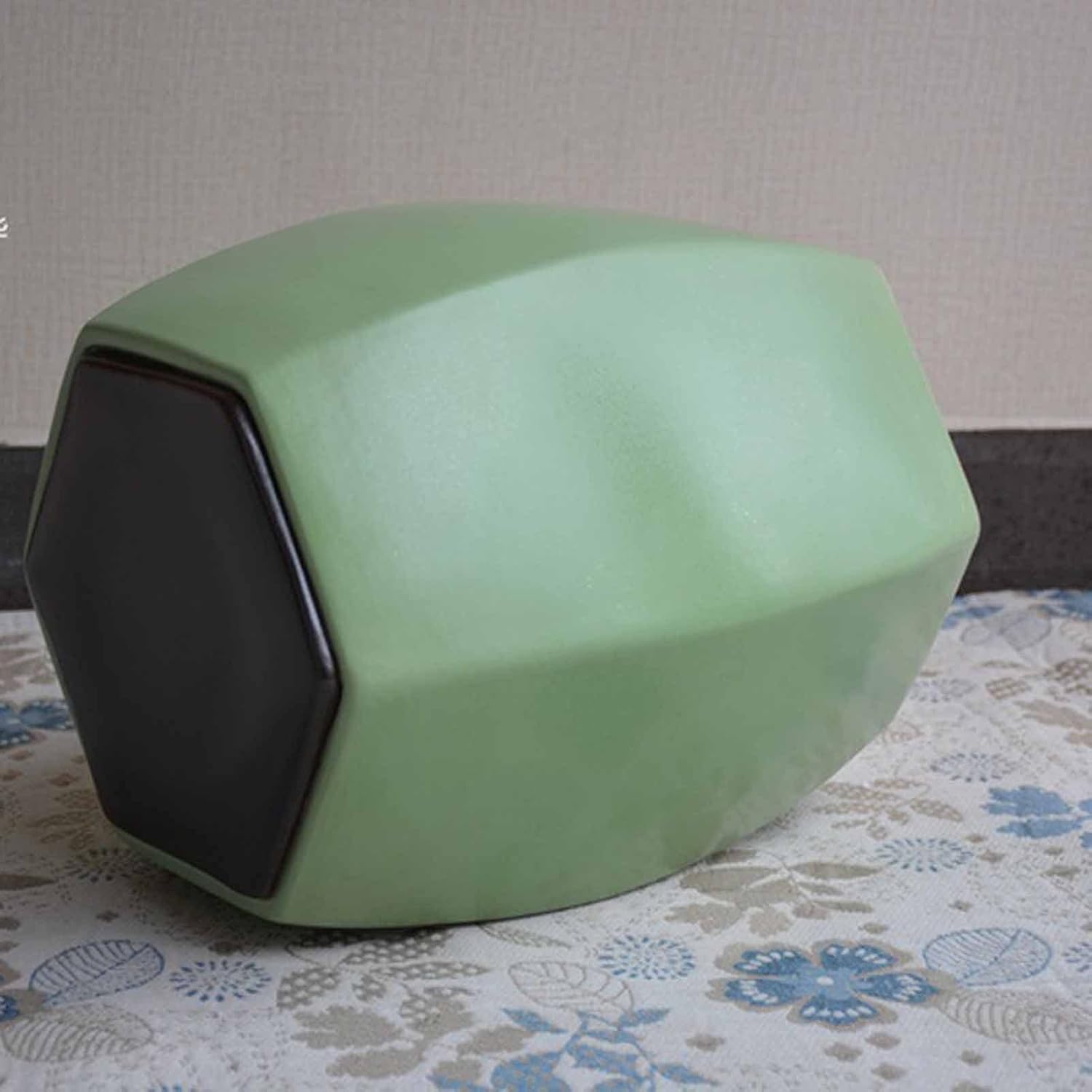 Decorative Garden stools, Green Hexagonal Ceramic Stools, Low Stools in The Entrance Hall, Shoe-Changing Stools, Drum Stools, Piers, Suitable for Balconies and Open-air Gardens.