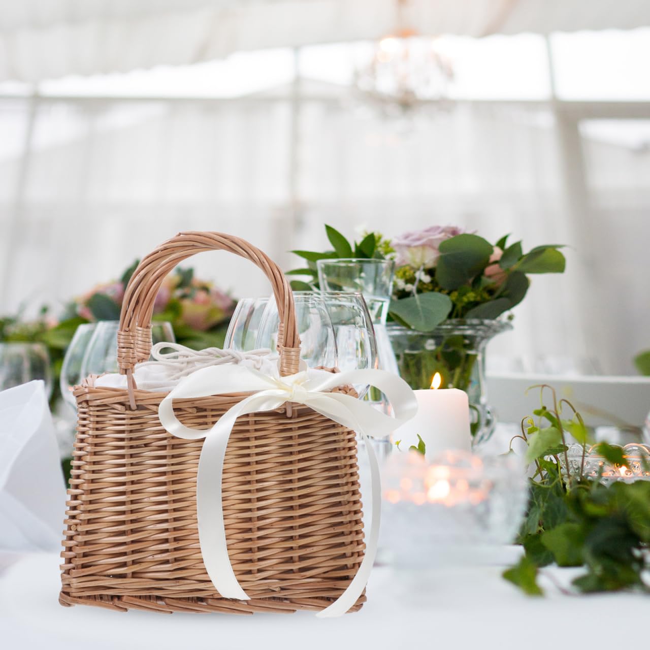 Gadpiparty Handgefertigte Kleine Rattan tragetasche mit Weißem Band Dekorativer Natürlicher Weidenkorb Leichter Blumenkorb für Hochzeitsgeschenk Vielseitiger Aufbewahrungskorb für Zuhause
