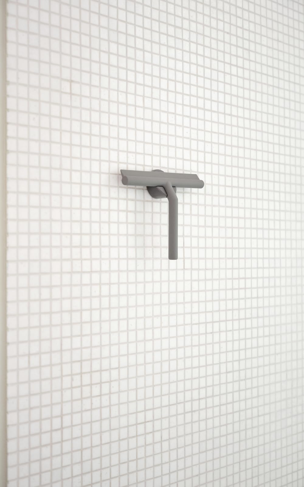 Zone Denmark Duschabzieher – Bad- und Duschwischer mit Halter – Magnetische Wandhalterung mit doppelklebendem 3M Tape – Silikon und Kunststoff, rostfrei – 21 x 17 x 3,5 cm – Grey