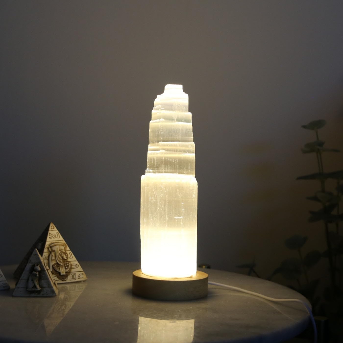 VL Pure Selenit USB Crystal Rock Dimmbare Lampe mit 3 wechselbaren Farben Bergturm Lampe Handgefertigte Holzbasis Meditation Heilung Energie Mineral Heimdekoration (20cm)