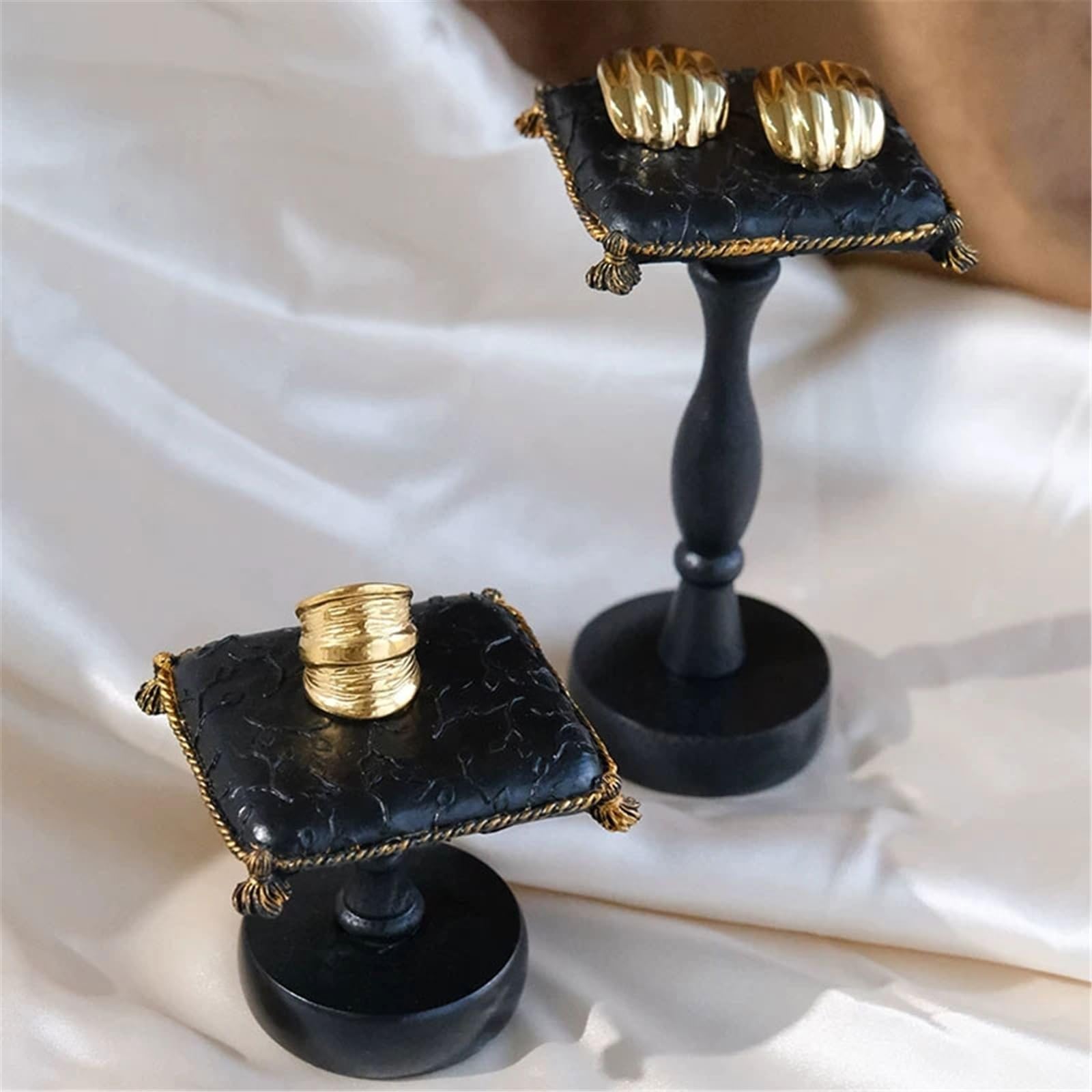 Stojak na biżuterię 3Pcs Vintage Resin Jewelry Display Stand with Tassels Stojak na naszyjnik