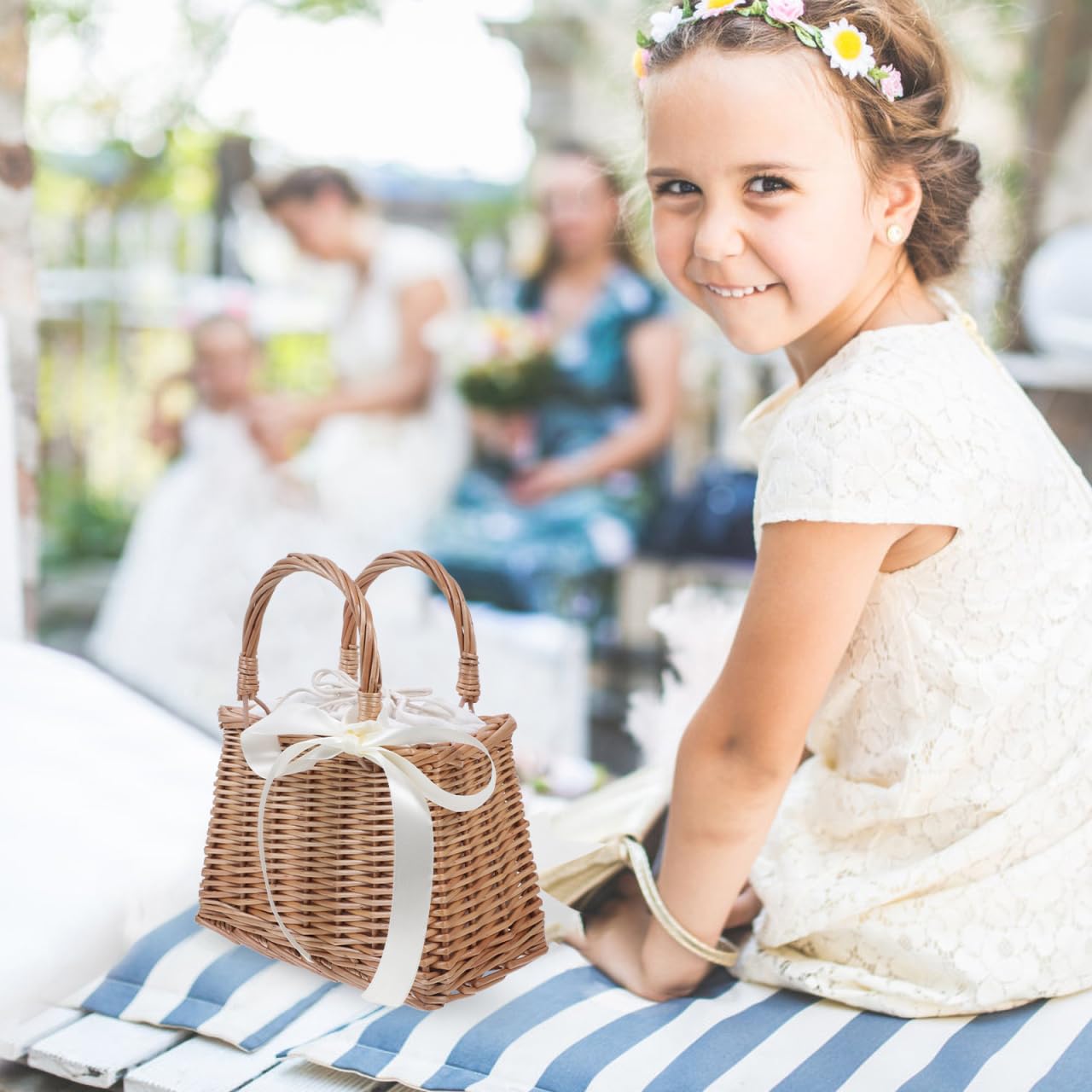 Gadpiparty Handgefertigte Kleine Rattan tragetasche mit Weißem Band Dekorativer Natürlicher Weidenkorb Leichter Blumenkorb für Hochzeitsgeschenk Vielseitiger Aufbewahrungskorb für Zuhause