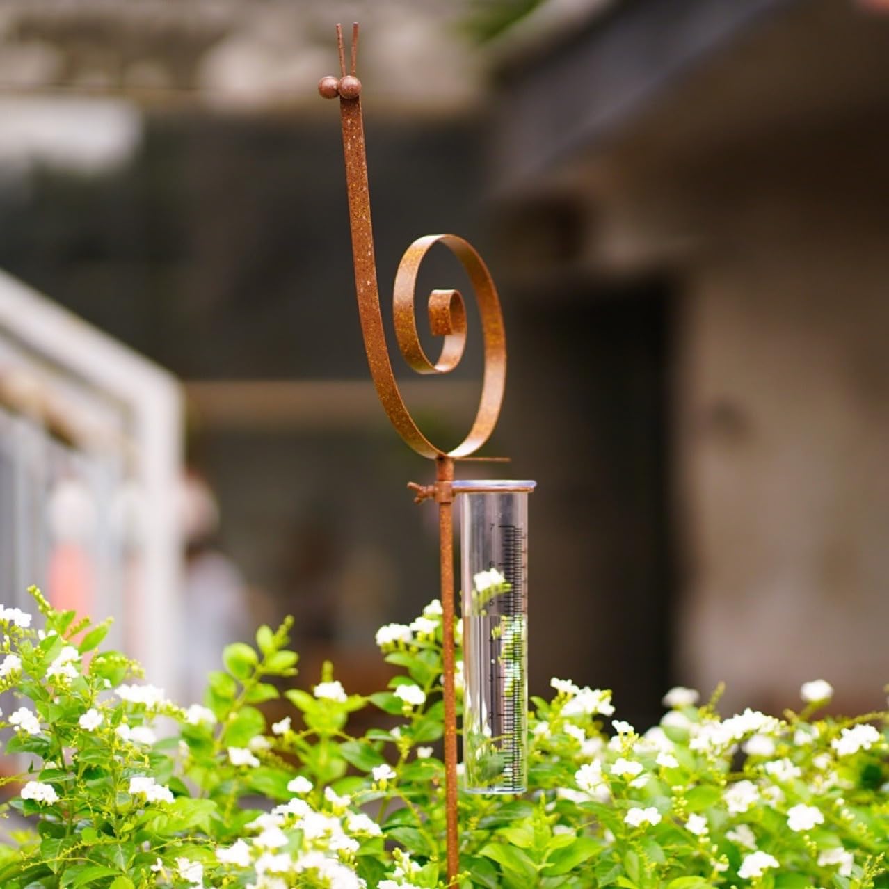 Gartenstecker Rost Regenmesser Schnecke, Gartendeko für Draußen Wetterfest Edelrost Niederschlagsmesser mit Messglas, Rustikale Gartendeko Rost Metall Tierfigur für Beet Balkon Rasen, 93cm (A)