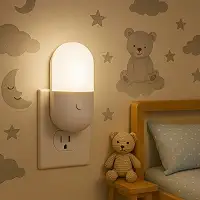 Mini Abajur de LED Noturno Bivolt para Quarto Infantil Luminária de Tomada em Acrílico Luz Suave e Confortável para Bebês e Crianças