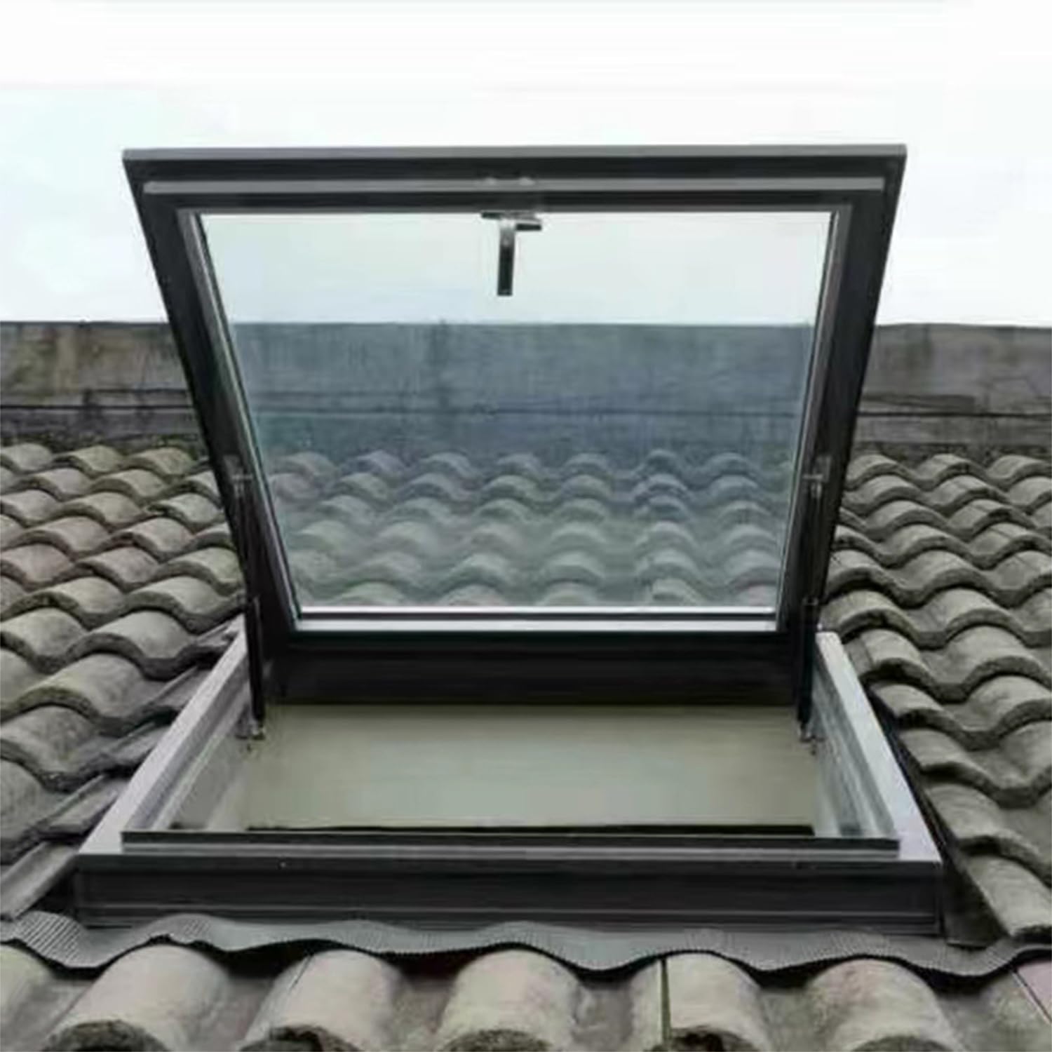 Tragaluz de techo plano de aluminio contra goteras en sótanos y salida de emergencia 95x95