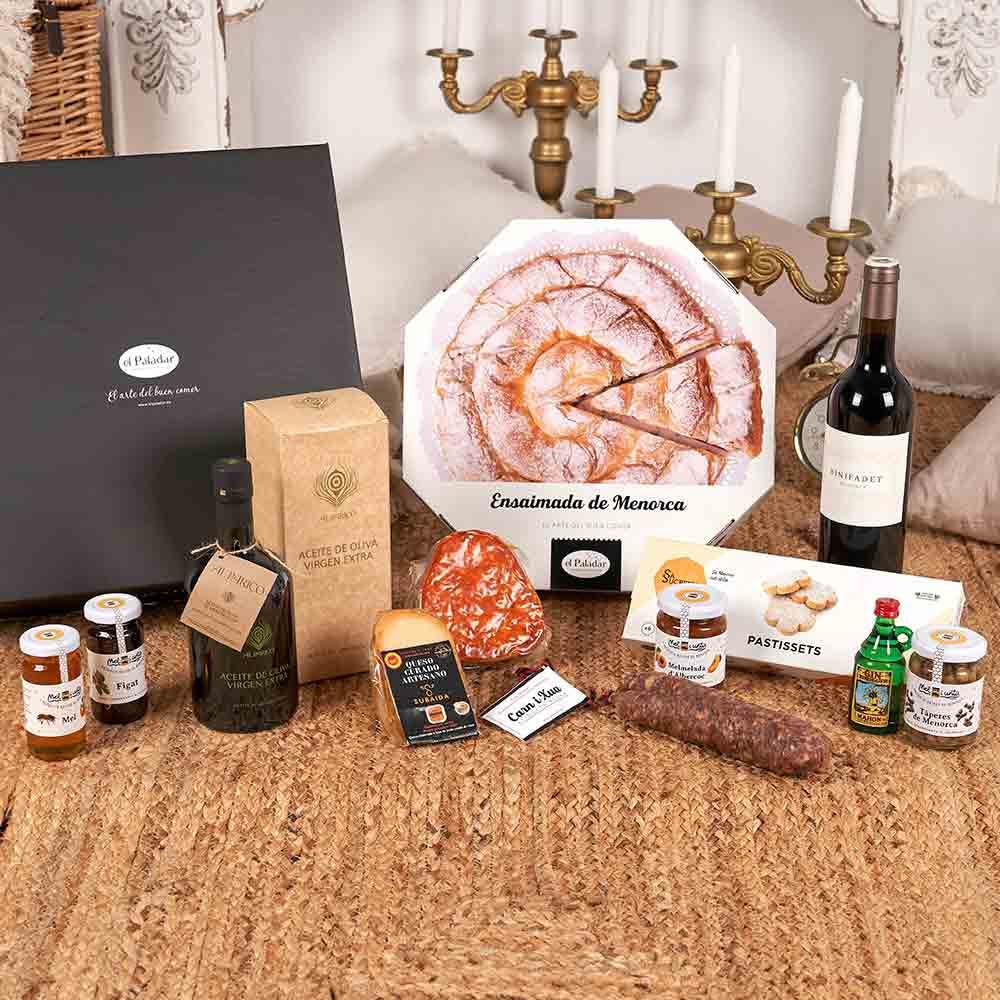 Lote de Navidad con Producto Balear - Lote 240-25 / con vino Binifadet, Gin Xoriguer, quesos Subaida, sobrasada, ensaimada y repostería artesanal en caja regalo