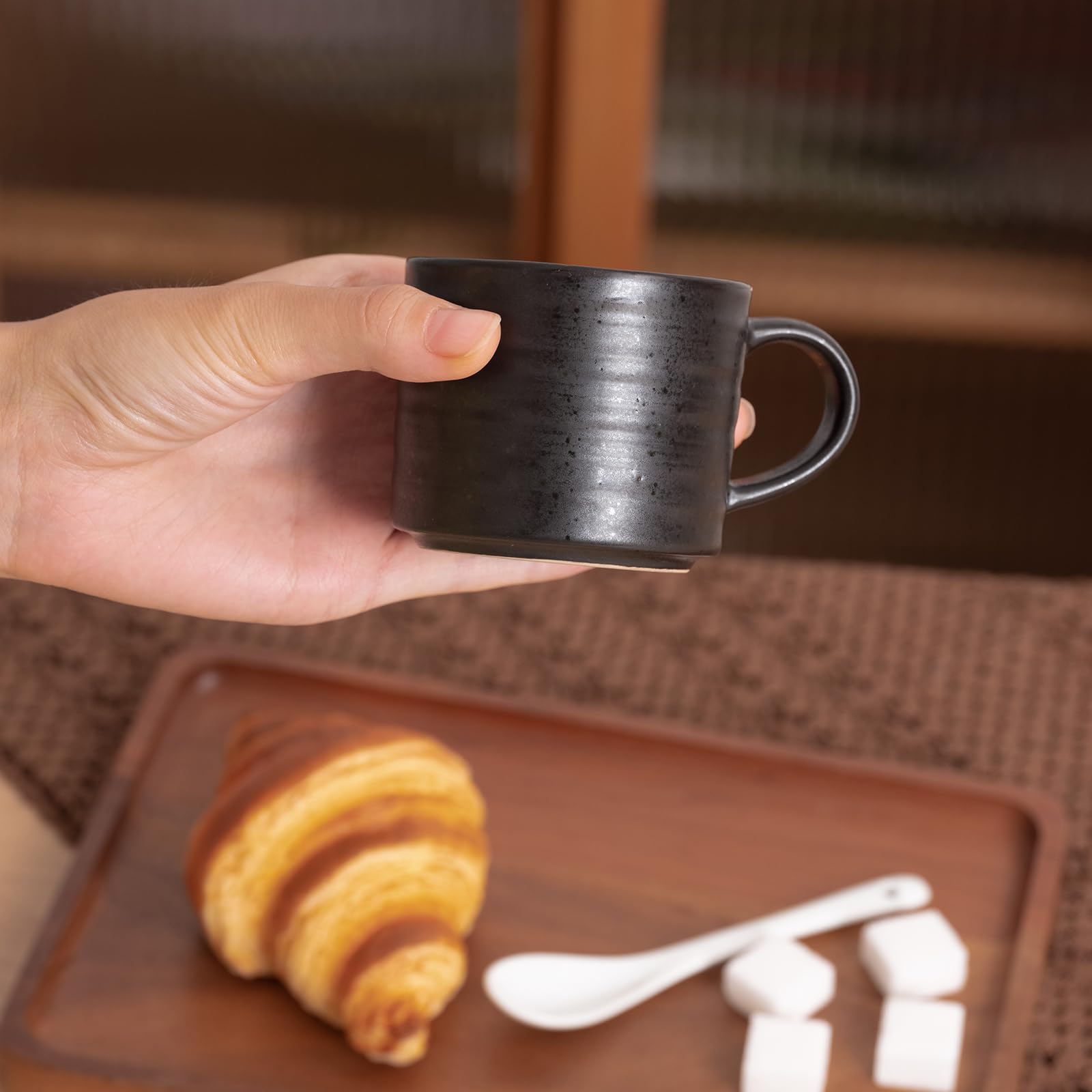 Cappuccino Tassen Set 6 x 140ml Kaffeeservice Steingut, 12 teiliges Kaffeeset für 6 Personen, Tassen mit Untertasse Kaffeetassen Set Edle Beinhaltet Kaffeelöffe Vintage Schwarz
