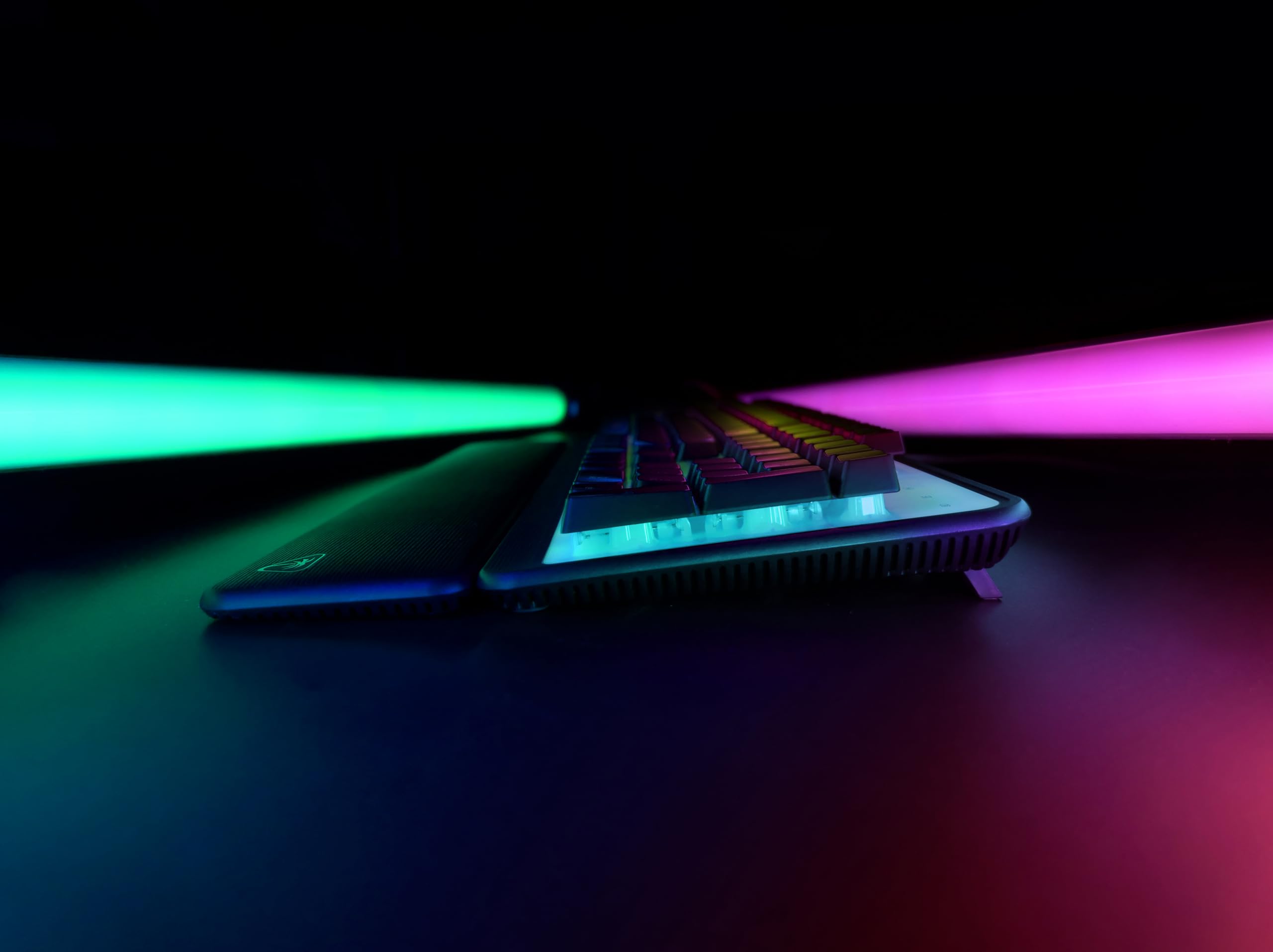 Turtle Beach Magma - Membrana RGB Gaming Keyboard z klawiszami membranowymi, zaawansowana technologia Anti-Ghosting, technologia Easy-Shift, oświetlenie RGB, zdejmowana podkładka pod nadgarstki