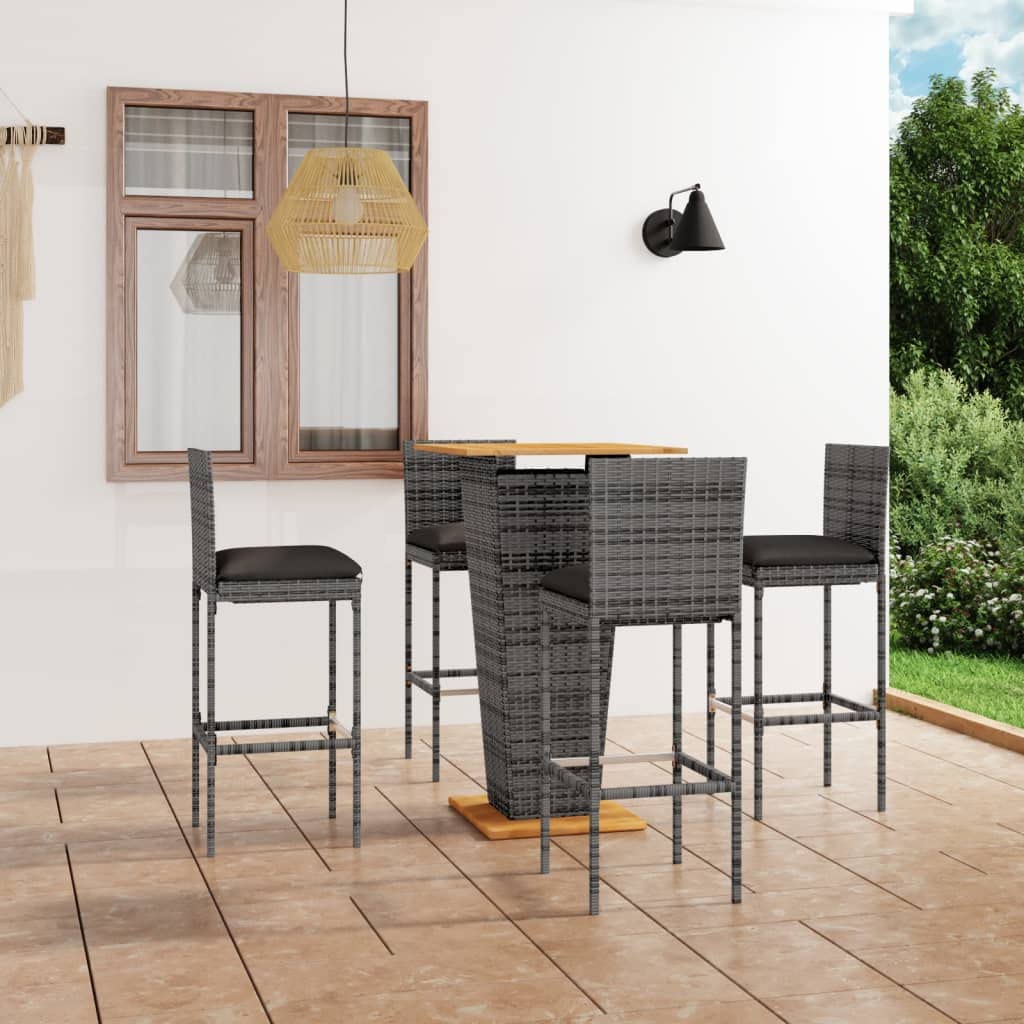 Set Bar da Giardino 5 Pz in Rattan PE Tavolo e 4 Sgabelli Grigio | Ideale per terrazzo e balcone, questo mobile alto con ripiano in acacia e cuscini imbottiti offre stile per aperitivi.