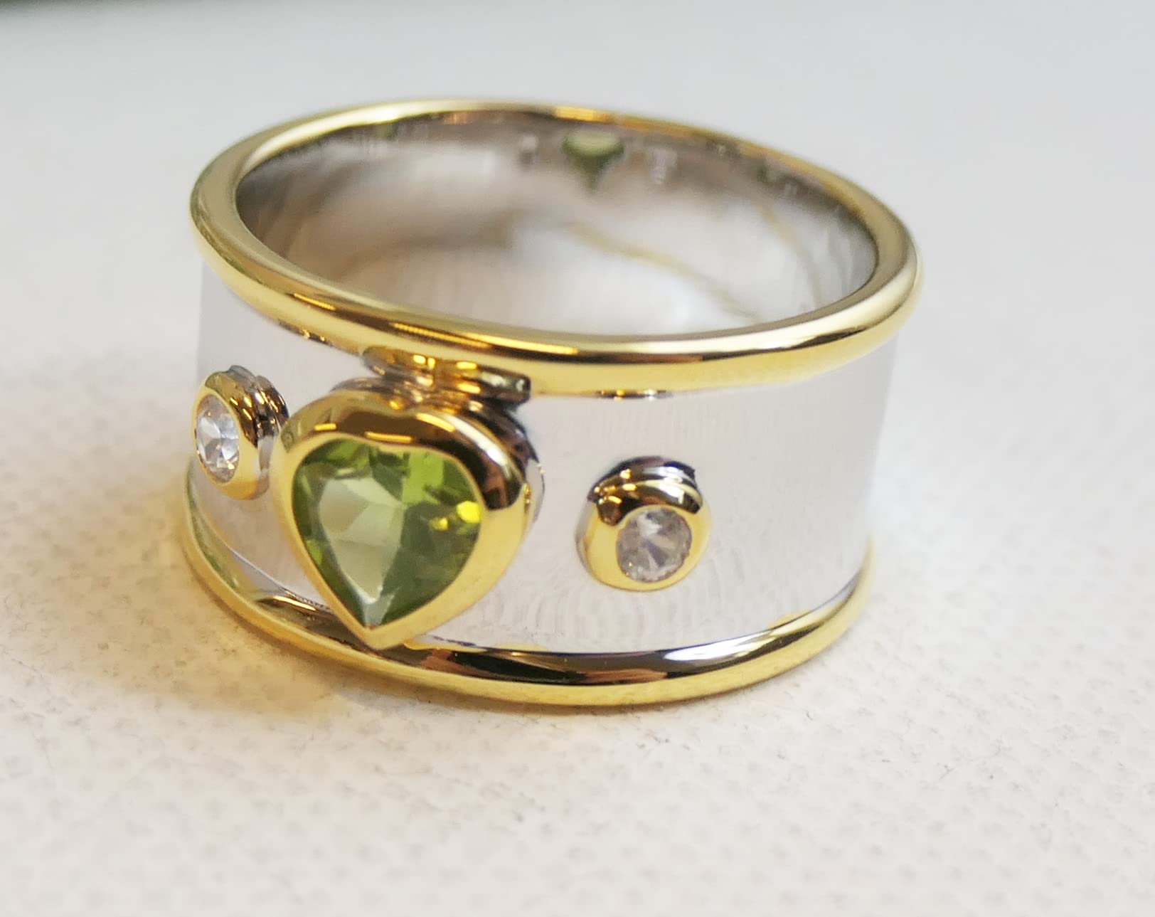 Anillo de plata de ley con peridoto y circonitas de metales mixtos