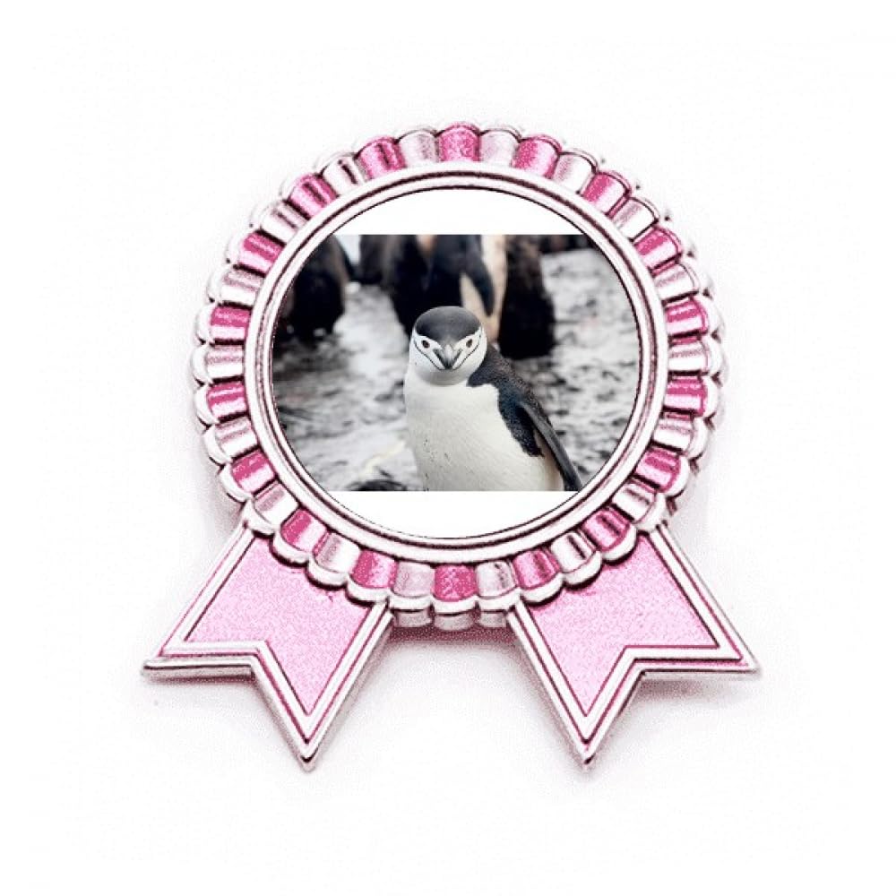 Pin's pingouin rose en métal comme médaille de vainqueur