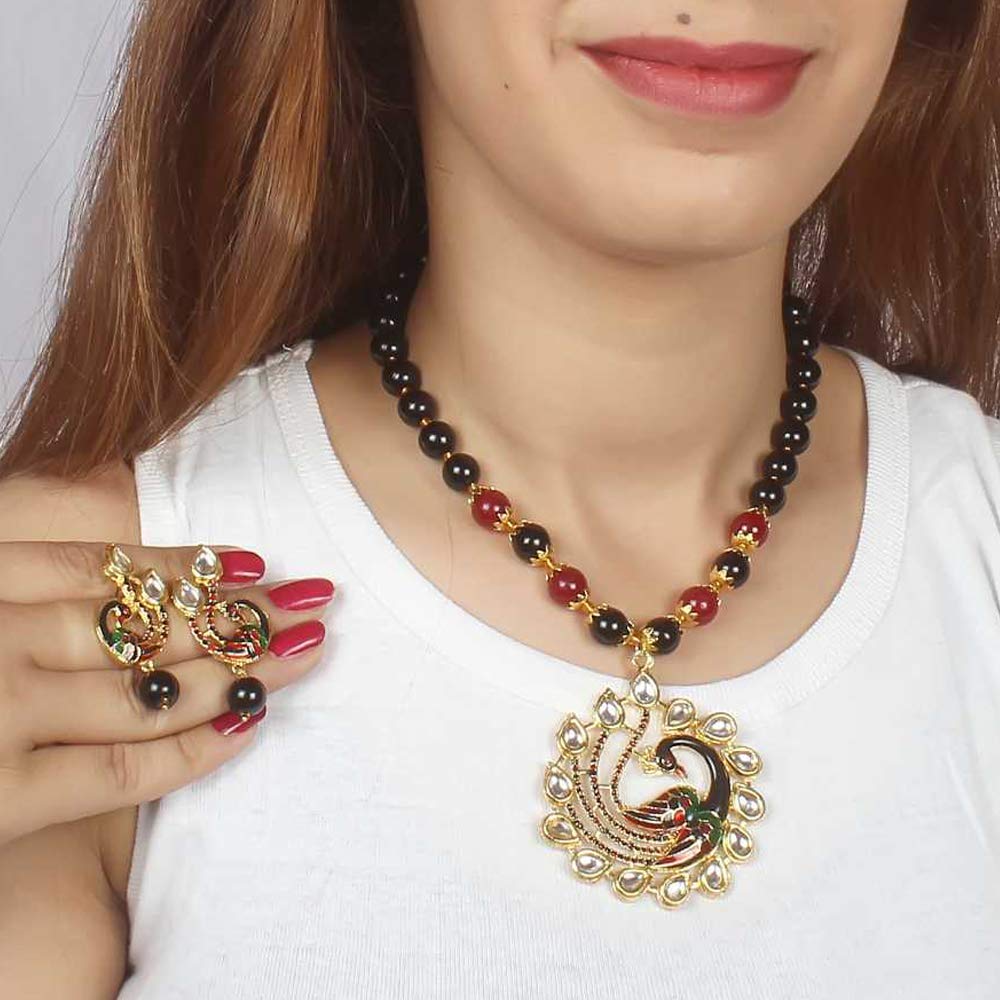 Elegant Jewellery Set: Earrings and Necklace