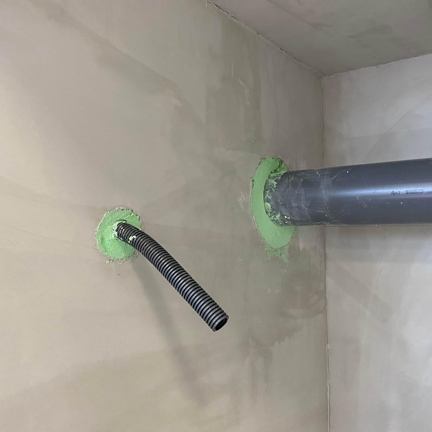 SIKA - Espuma de poliuretano de dos componentes - Sika Boom 405 Water Stop, Verde - Espuma expansiva autoexpandible y de secado rápido para sellar aberturas en paredes para tuberías y conductos -320ml
