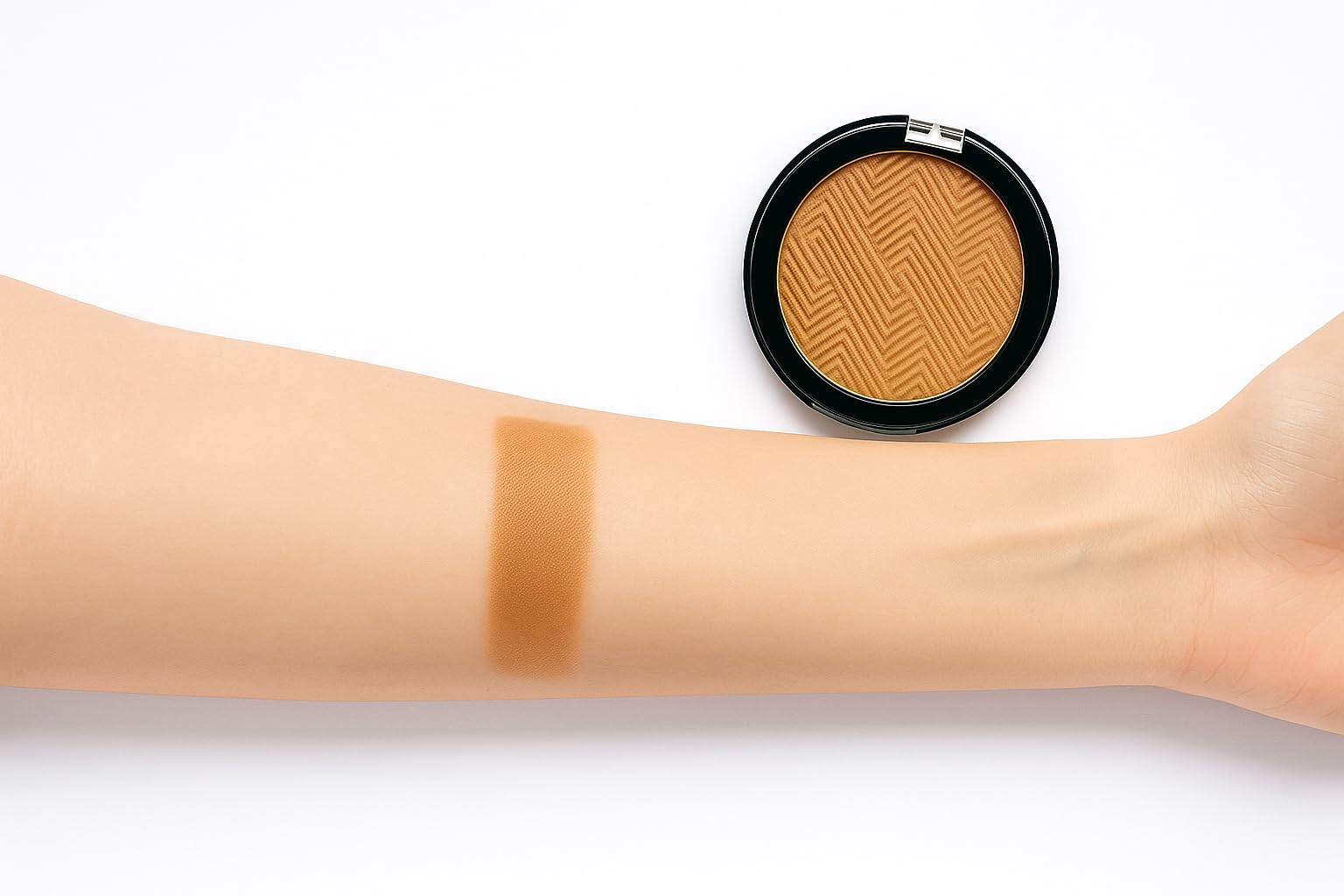 Sedell Paris ultra-fine shimmer pigments used as loose powder for face, eyes, or body glow