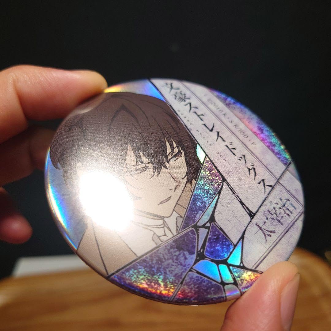Amazon | 文豪ストレイドッグス 缶バッジ 太宰治 ホログラム
