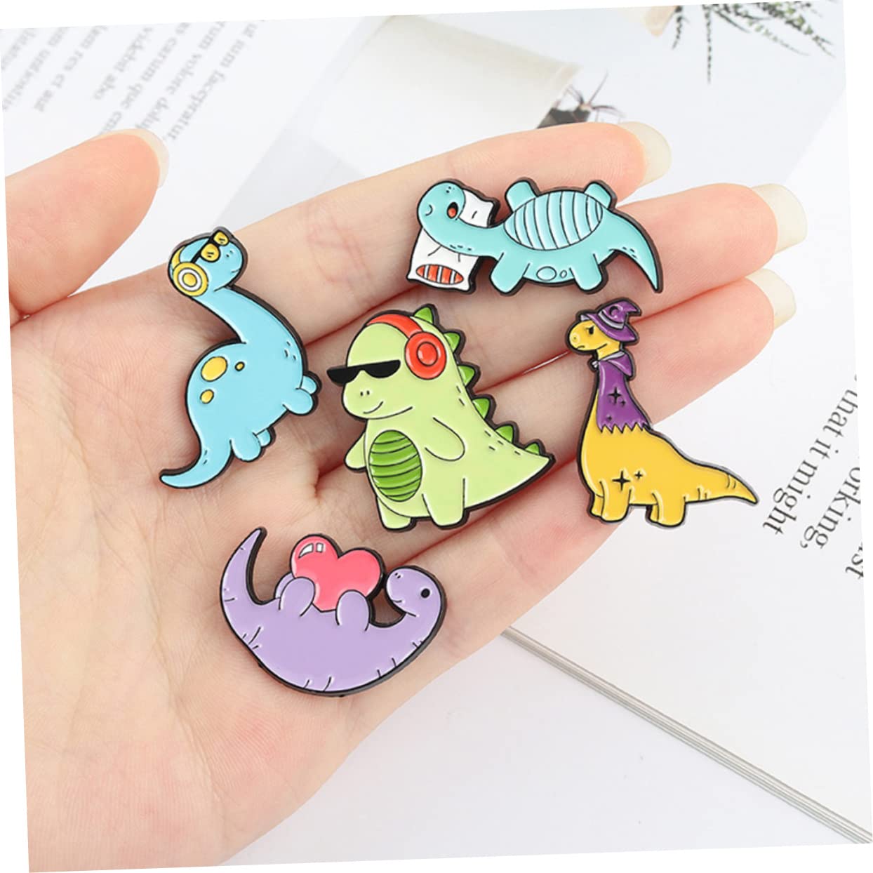 Kleine Dinosaurier-brosche Dinosaurier-spiele Lustiger Emaille-pin Schwimmbad Dinosaurier-partydekorationen Karikatur Niedliche Knopfnadeln Spinne Drachen Legierung 5st