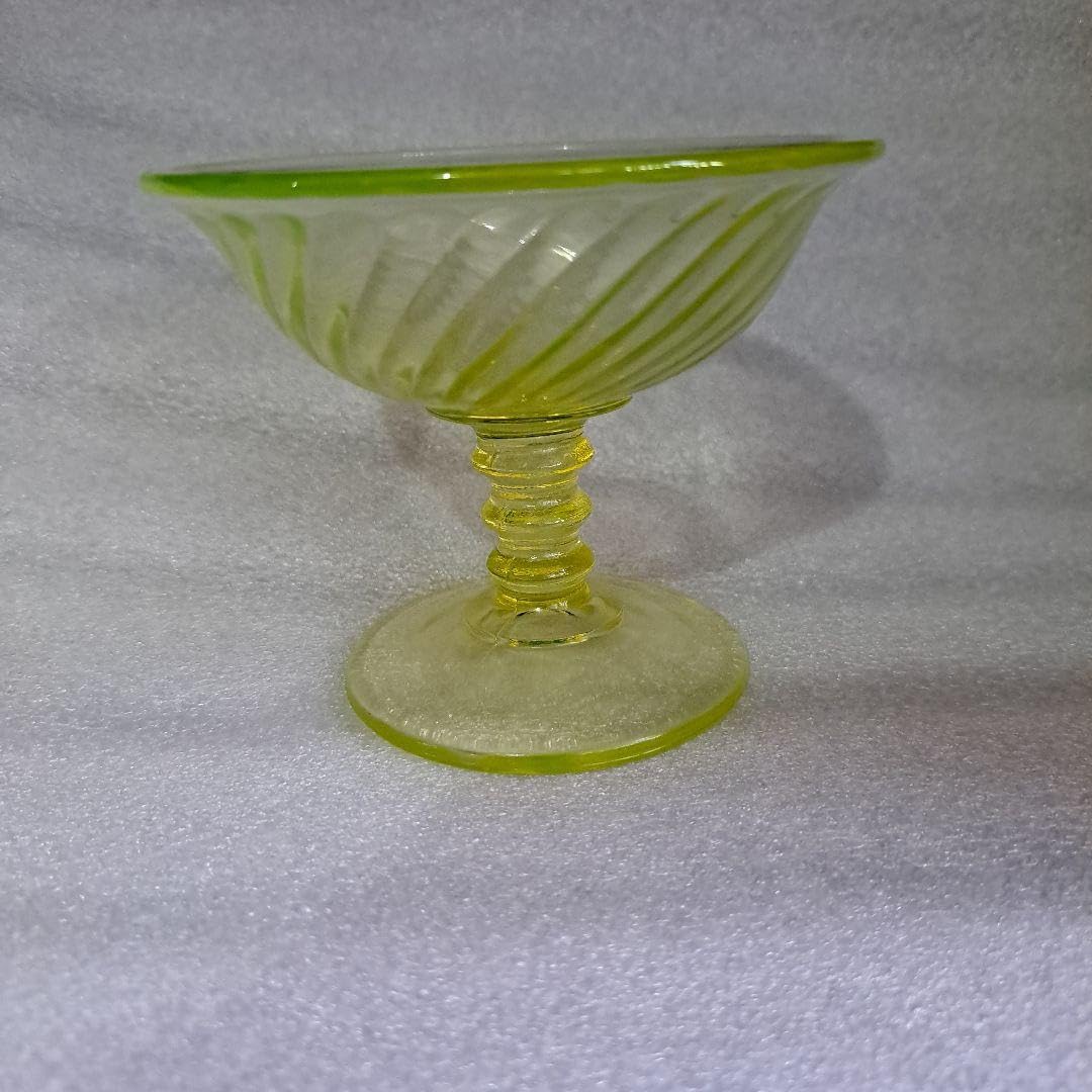ウランガラス　USA　カナリアンイエロー　菊型ひねり切子　デザ―トカップ Amazon.co.jp: ウランガラス USA カナリアンイエロー 菊型ひねり