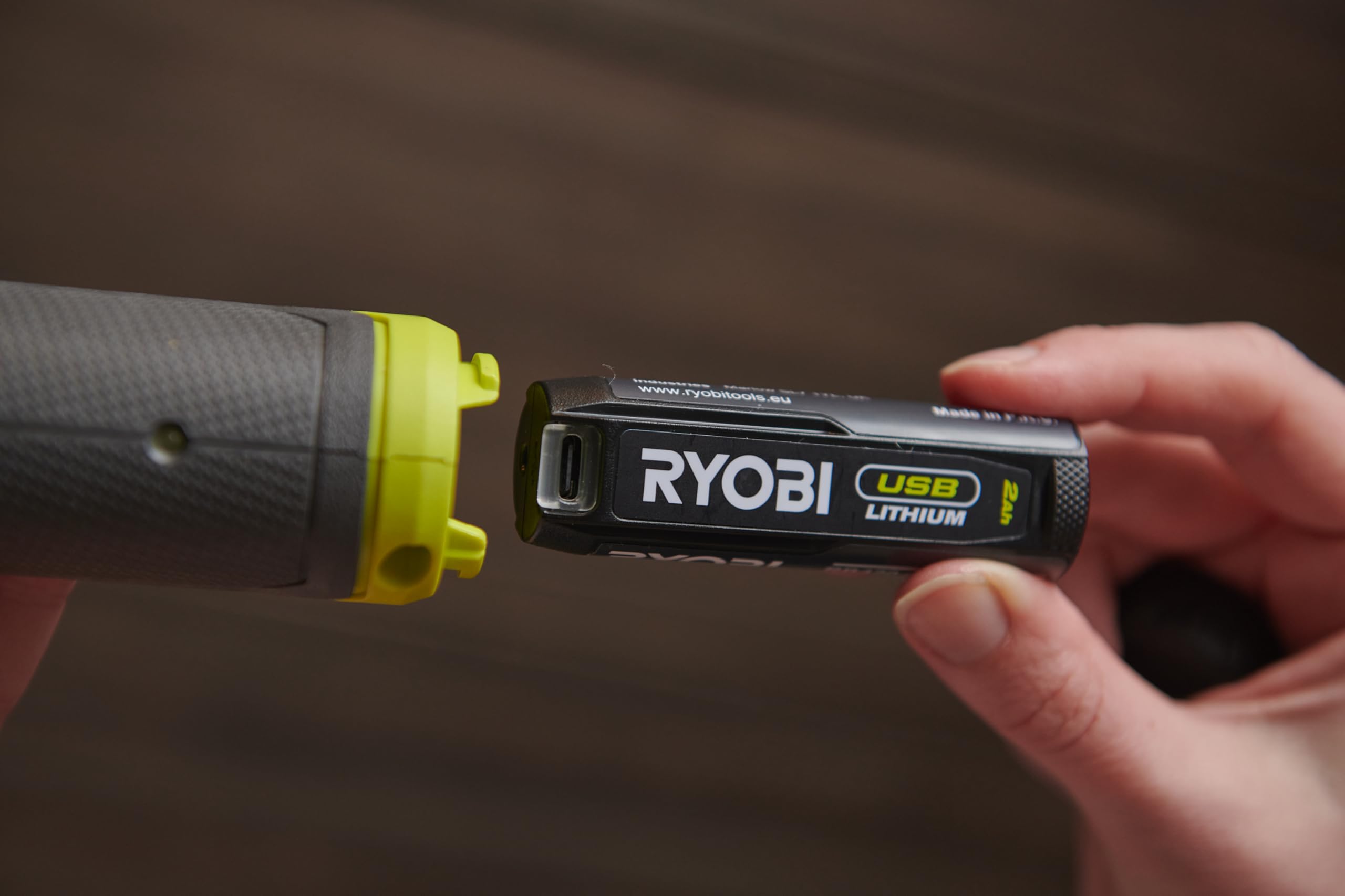 RYOBI RR14W4-120G, Avvitatore a Cricchetto con Batteria 4V USB al Litio 2.0Ah, Ideale per Avvitare e Svitare Piccoli Bulloni e Dadi, Velocità 210 giri/min, Velocità Regolabile, Cavo USB Incluso