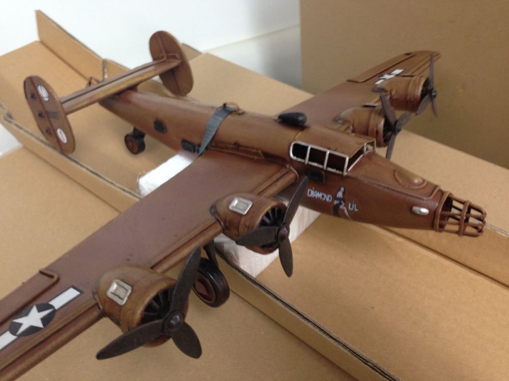 B-24 リベレーター第二次世界大戦 アメリカ 大型爆撃機 ブリキ Amazon | ブリキのおもちゃ アメリカ爆撃機B－24 リベレーター