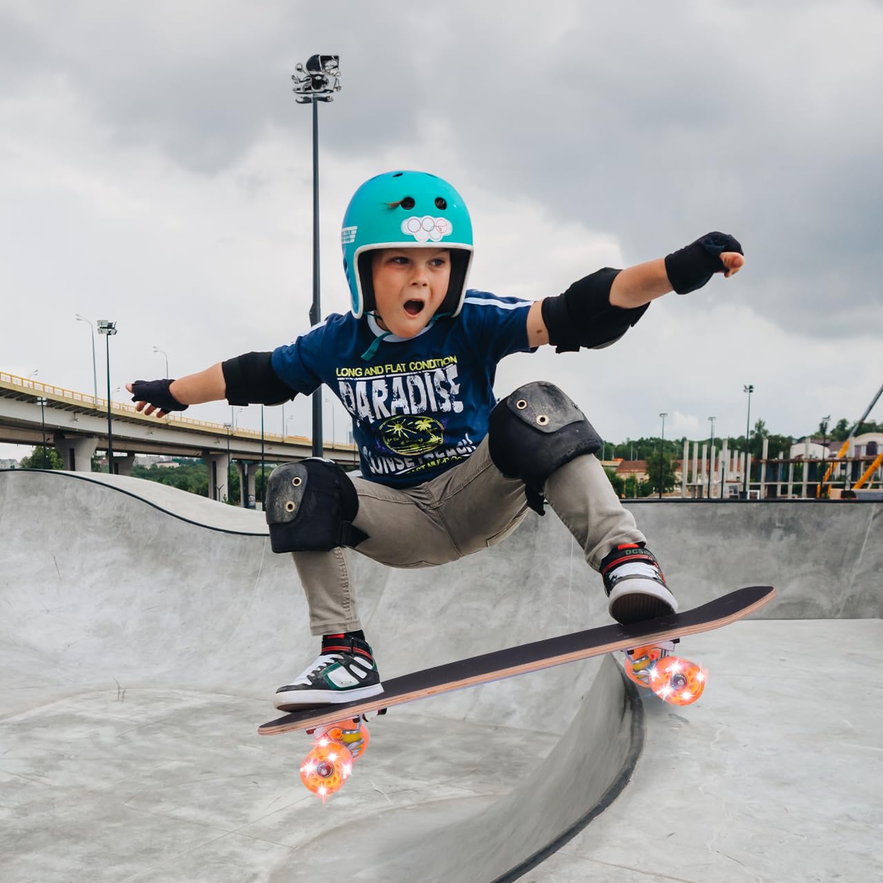 MalPlay Skateboard Holz Leuchtende LED-Räder Deck 71cm Funboard Holzboard Gummi ab 6 Jahren bis 100 kg