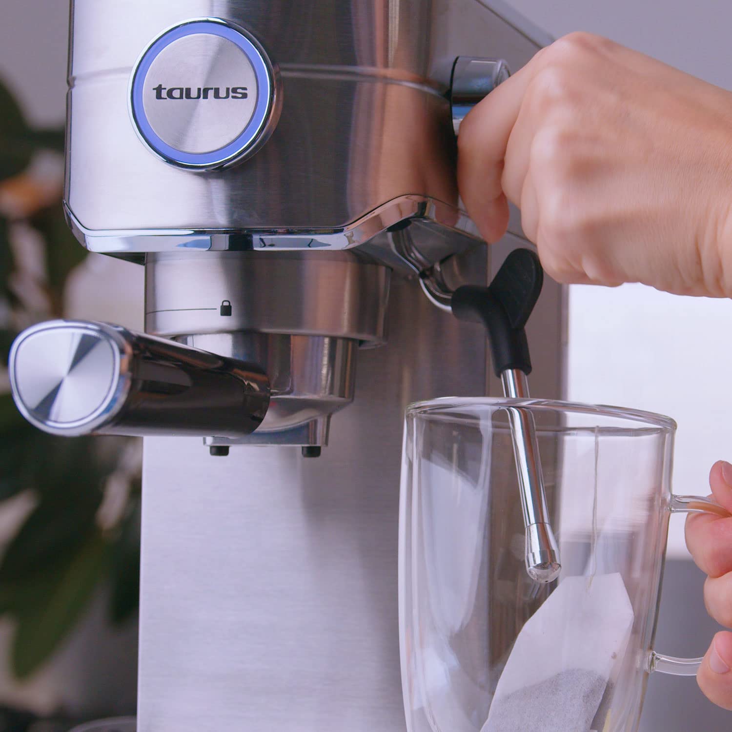 Taurus Cafetera Espresso Euforia, 1450W| 20 bares| Brazo portafiltros con doble salida | Depósito Extraíble 1L| Vaporizador orientable| Sistema thermoblock + Supreme Cream | Apto para tazas grandes