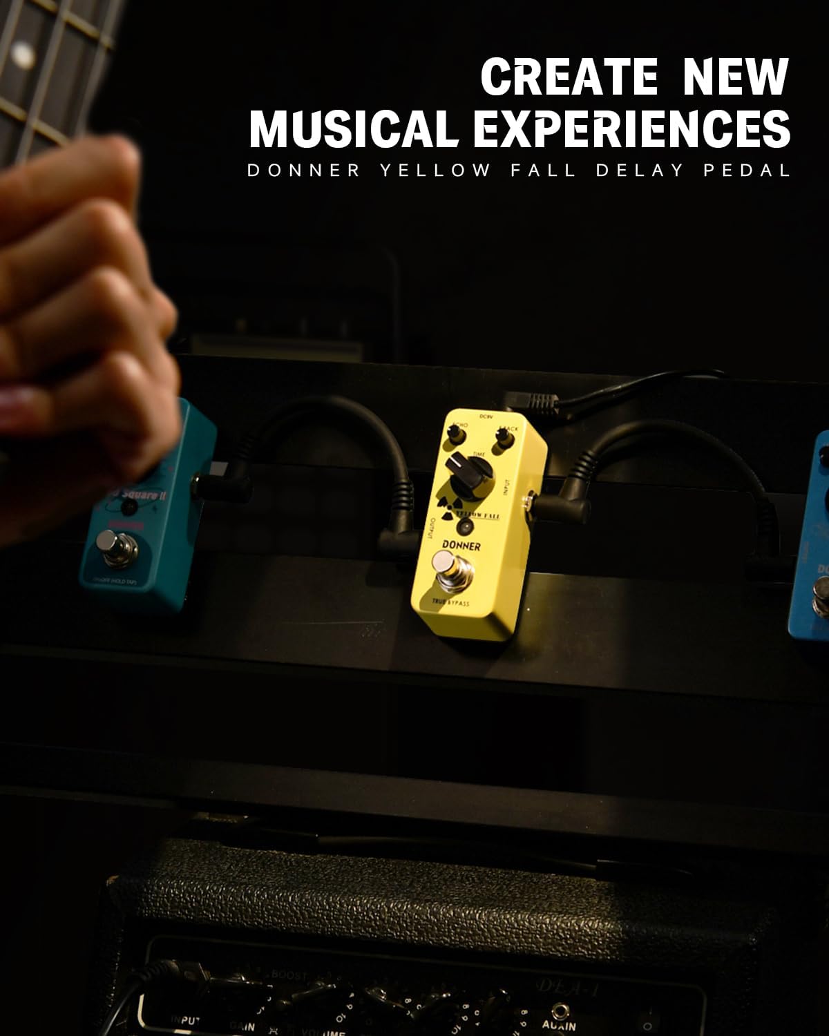 Donner Yellow Fall Delay Pedal connected to a guitar and ampLéttir, tilbúnir til notkunar.