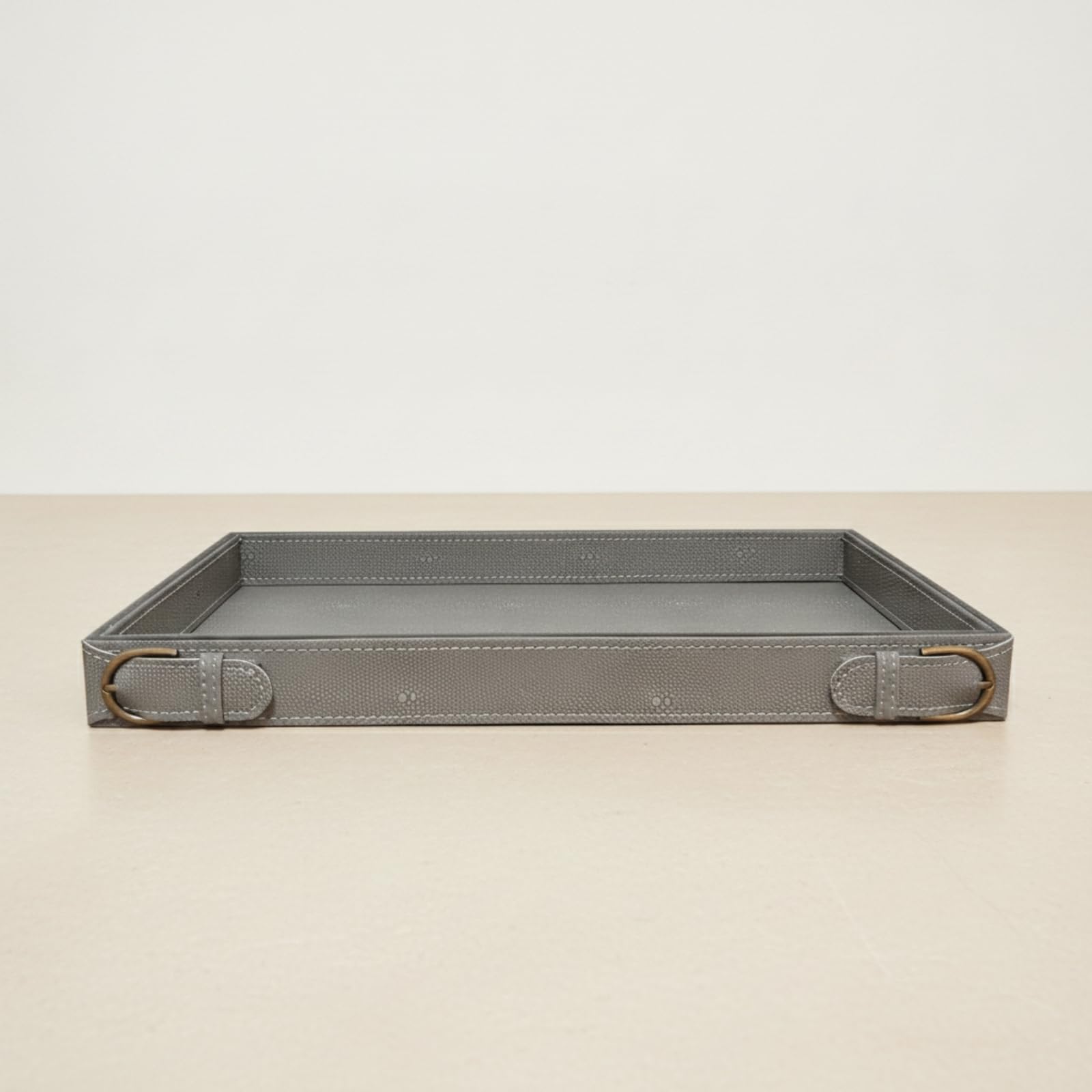 Bandeja Rectangular Bandeja Organizador Centro de Mesa Bandeja de Servicio con Exterior de Piel Sintética y Esquinas Metálicas Costuras Contrastadas y, Marrón Oscuro, 435 300 50mm