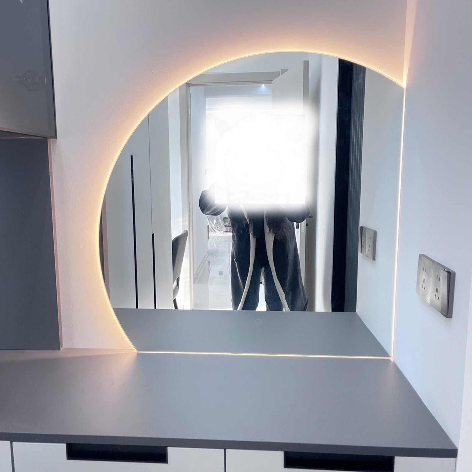 Podświetlane półokrągłe lustro łazienkowe z 3 kolorami światła, 28 inteligentnych ściemnianych luster ściennych LED, 32 przeciwmgielne, bezramowe, nowoczesne dekoracyjne (prawe pod cięciem, 70 cm)