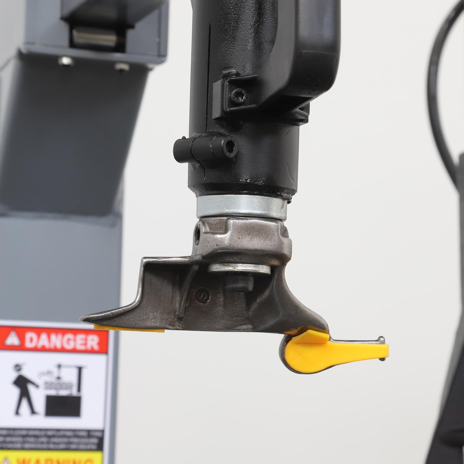 Macchina smontagomme RebarTech, attrezzatura pneumatica per il cambio gomme per officine di riparazione pneumatici.