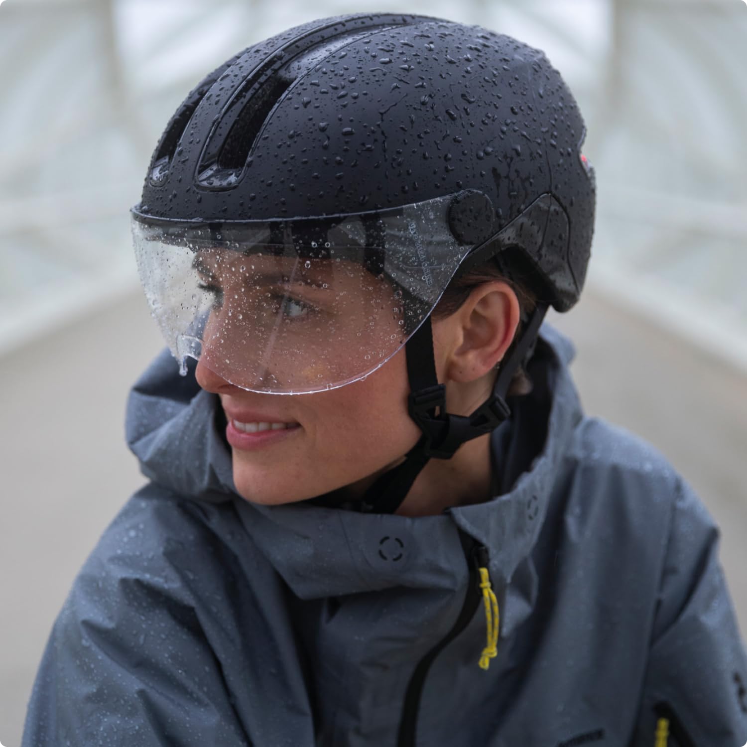 ABUS Casco da città HUD-Y ACE - elegante casco da bicicletta con visiera e luce posteriore LED magnetica ricaricabile - per uomo e donna