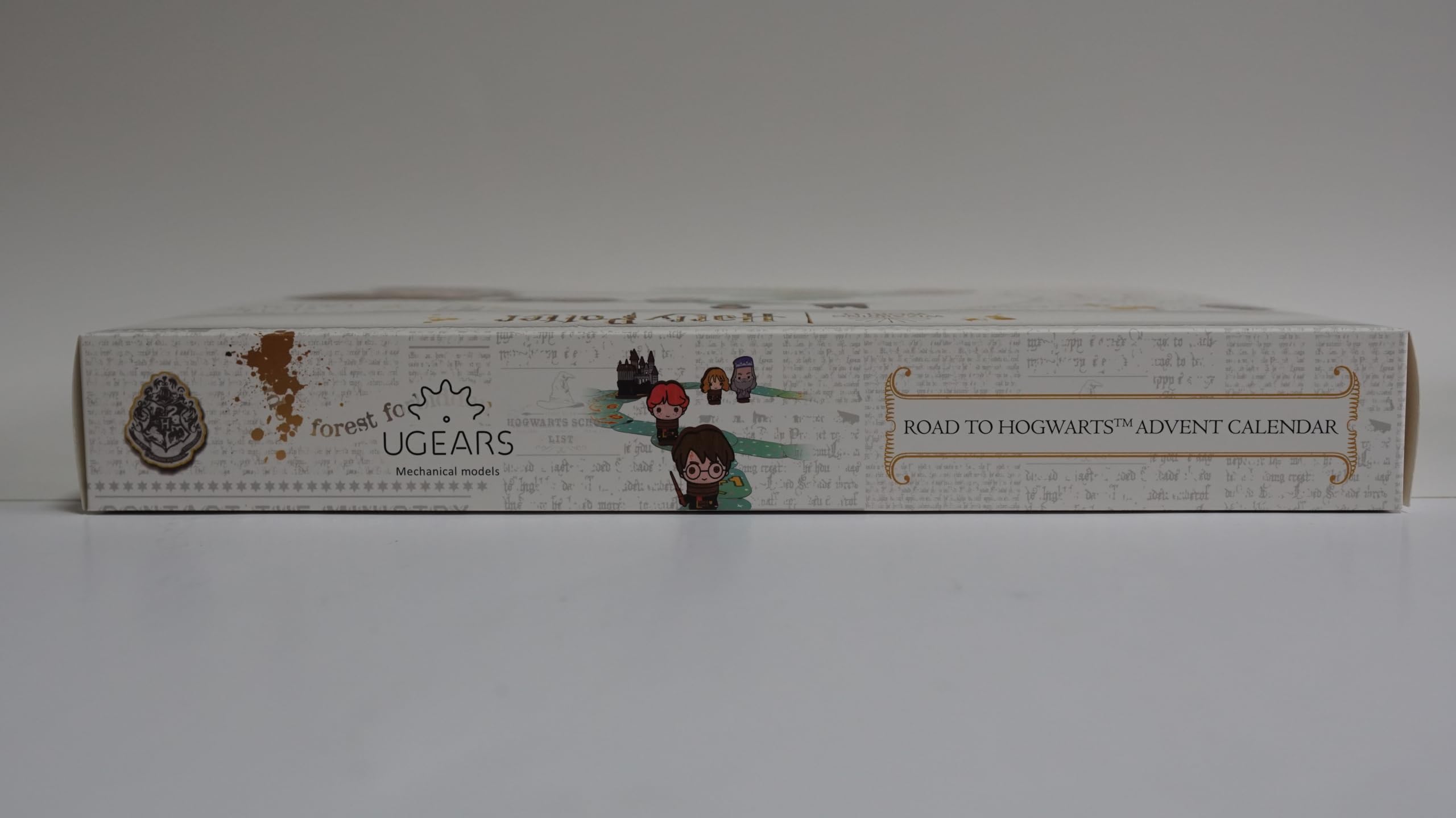 UGEARS Harry Potter Calendrier de l'Avent 2025 - Road to Hogwarts Puzzle 3D Bois pour Adultes avec 16 Figurines, 60 Pièces de Plateau de Jeu, 24 Enveloppes Secrètes - Maquette en Bois a Construire