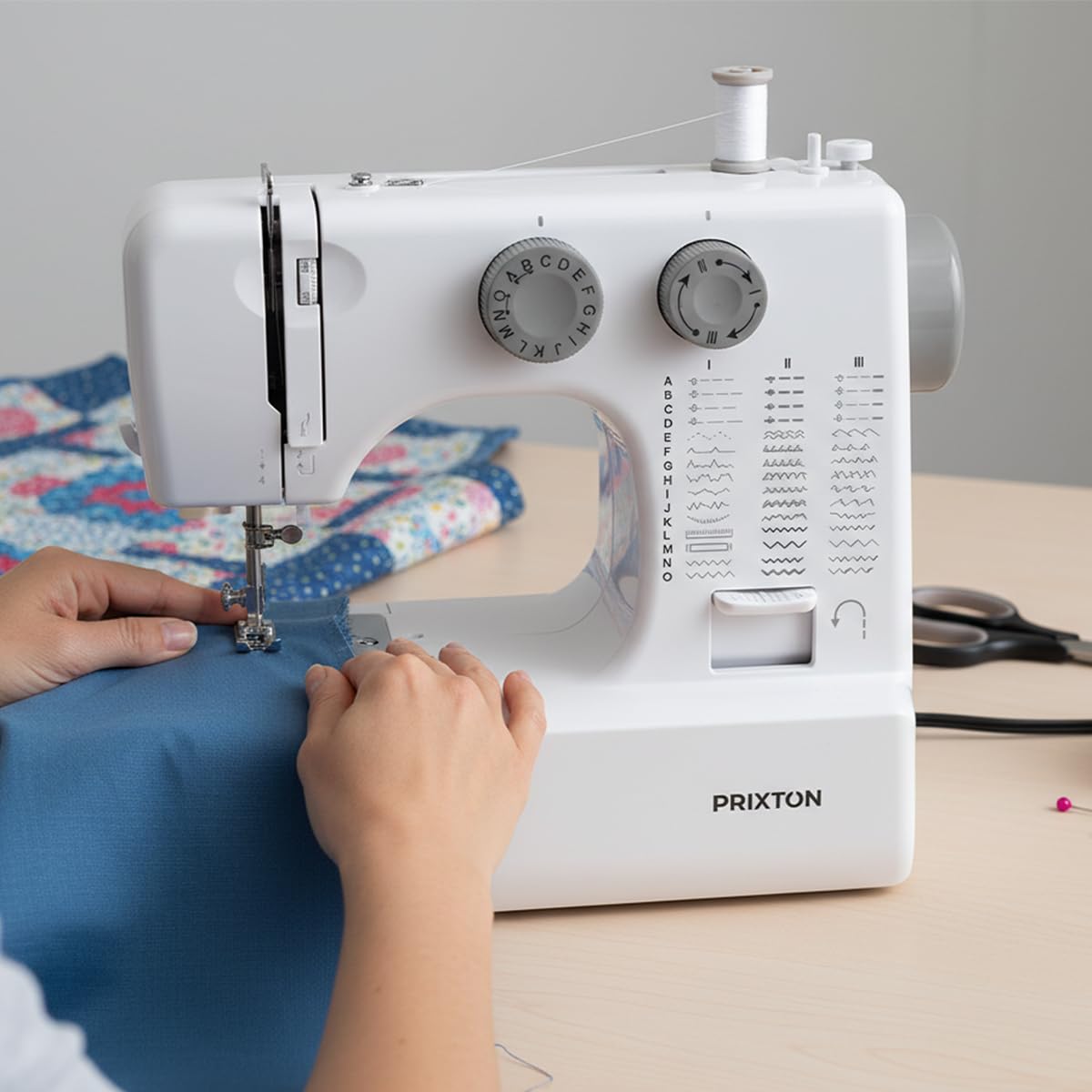 PRIXTON Máquina de Coser P135, 45 Puntadas, Ojal Automático 4 Pasos, Enhebrador Automático, Zigzag Elástico, Doble Velocidad y Luz Integrada para Arreglos y Manualidades