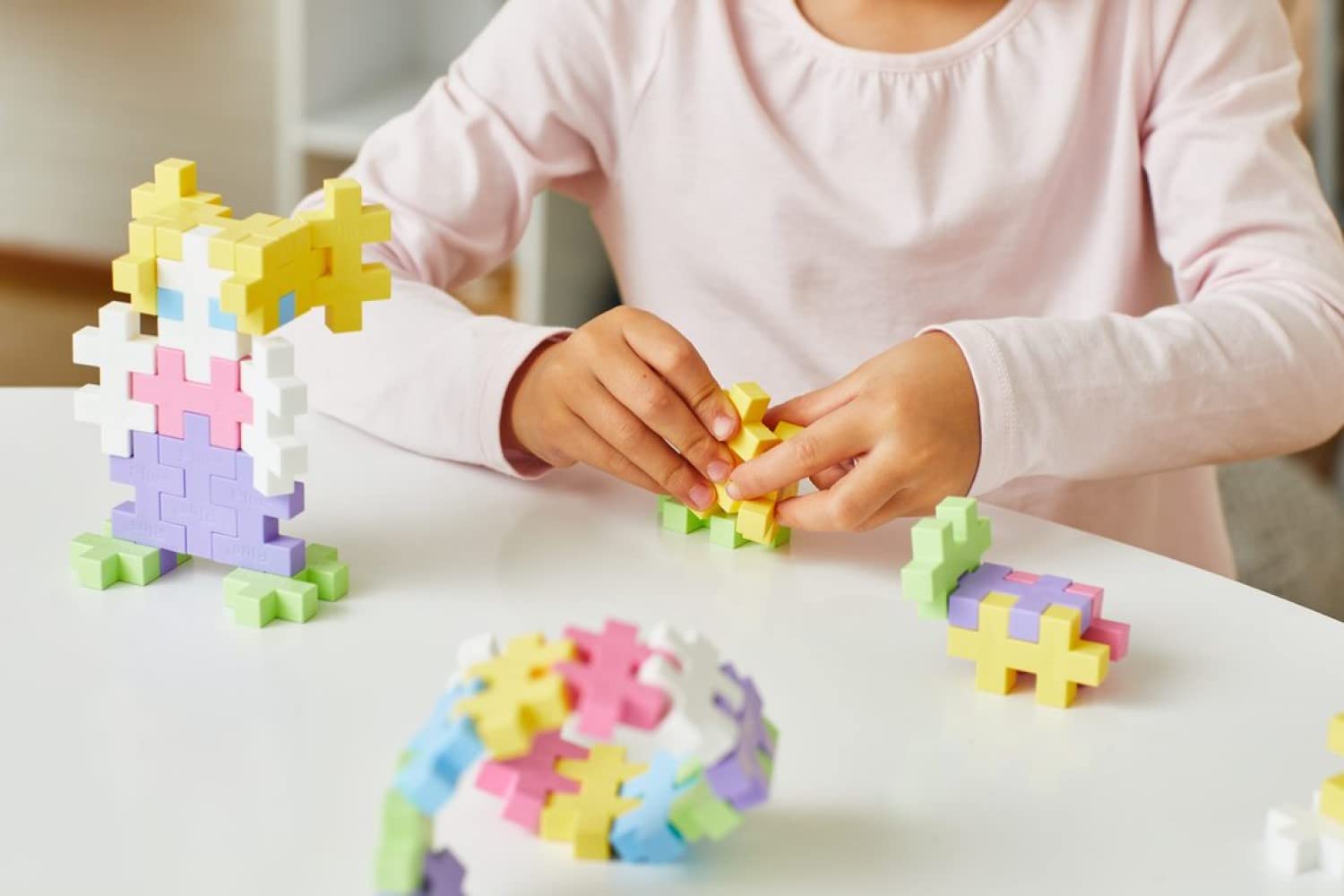 Plus-Plus 9603275 - Set di mattoncini da Costruzione, in Pratica Scatola di Metallo con Manico, 70 Pezzi, Multicolore