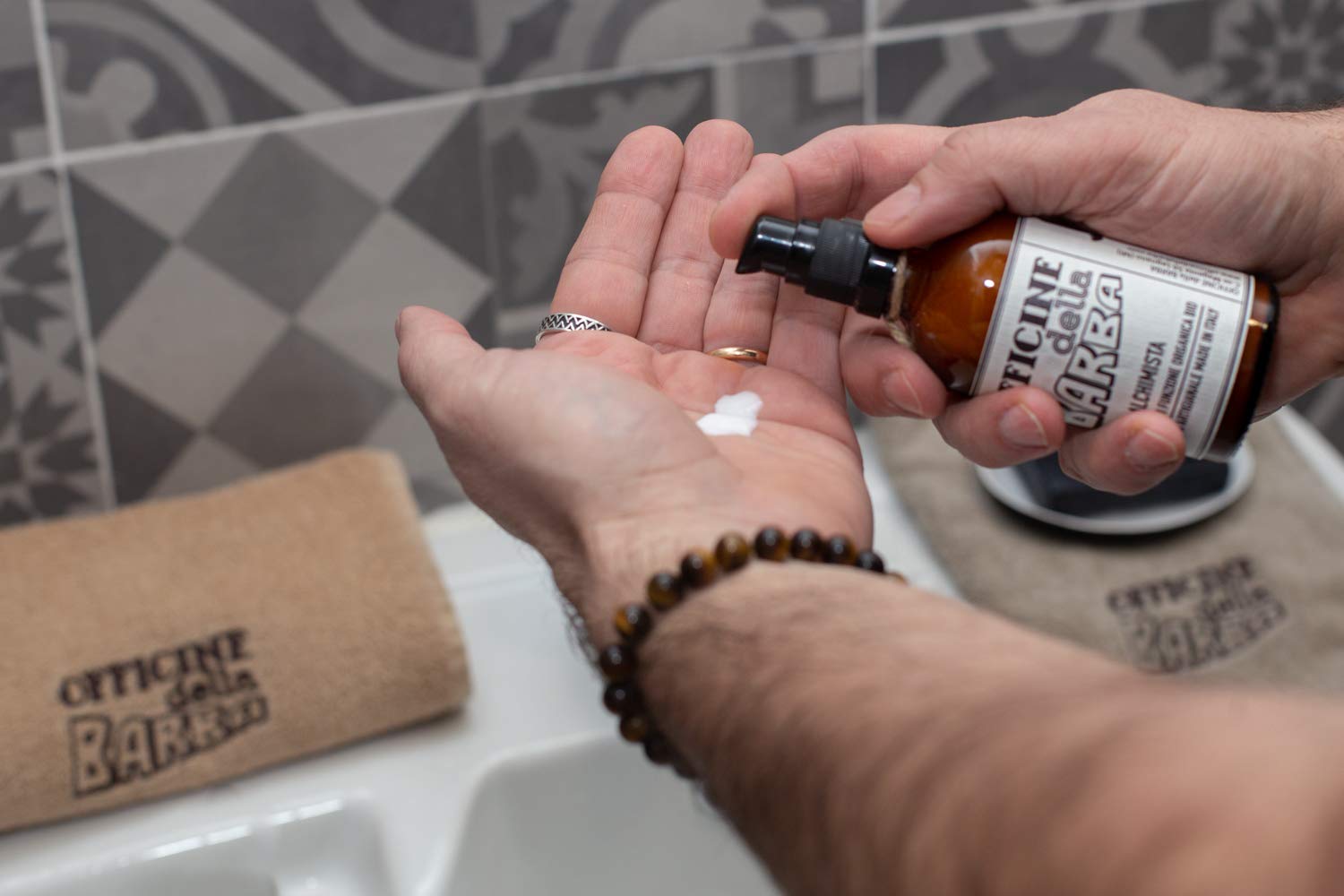 Officine della Barba ALCHIMISTA - Balsamo Ammorbidente Barba Biologico, Idratante e Lenitivo Dopobarba Artigianale. Ricco di Burro di Karitè, Olii Naturali e Aloe Vera, Delicato sul Viso - 100ml