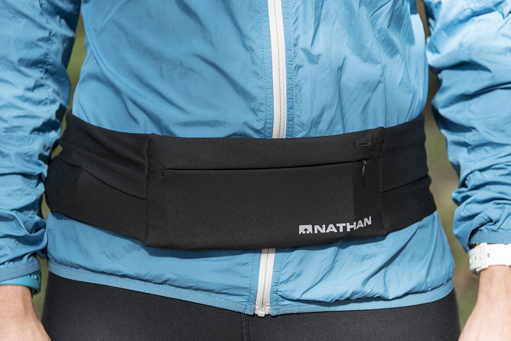 Nathan 7702 Pas biodrowy z zamkiem błyskawicznym do treningu, fitnessu, jazdy na rowerze i podróży – pomieści smartfony, słuchawki, żele odżywcze, dowód osobisty, klucze i nie tylko