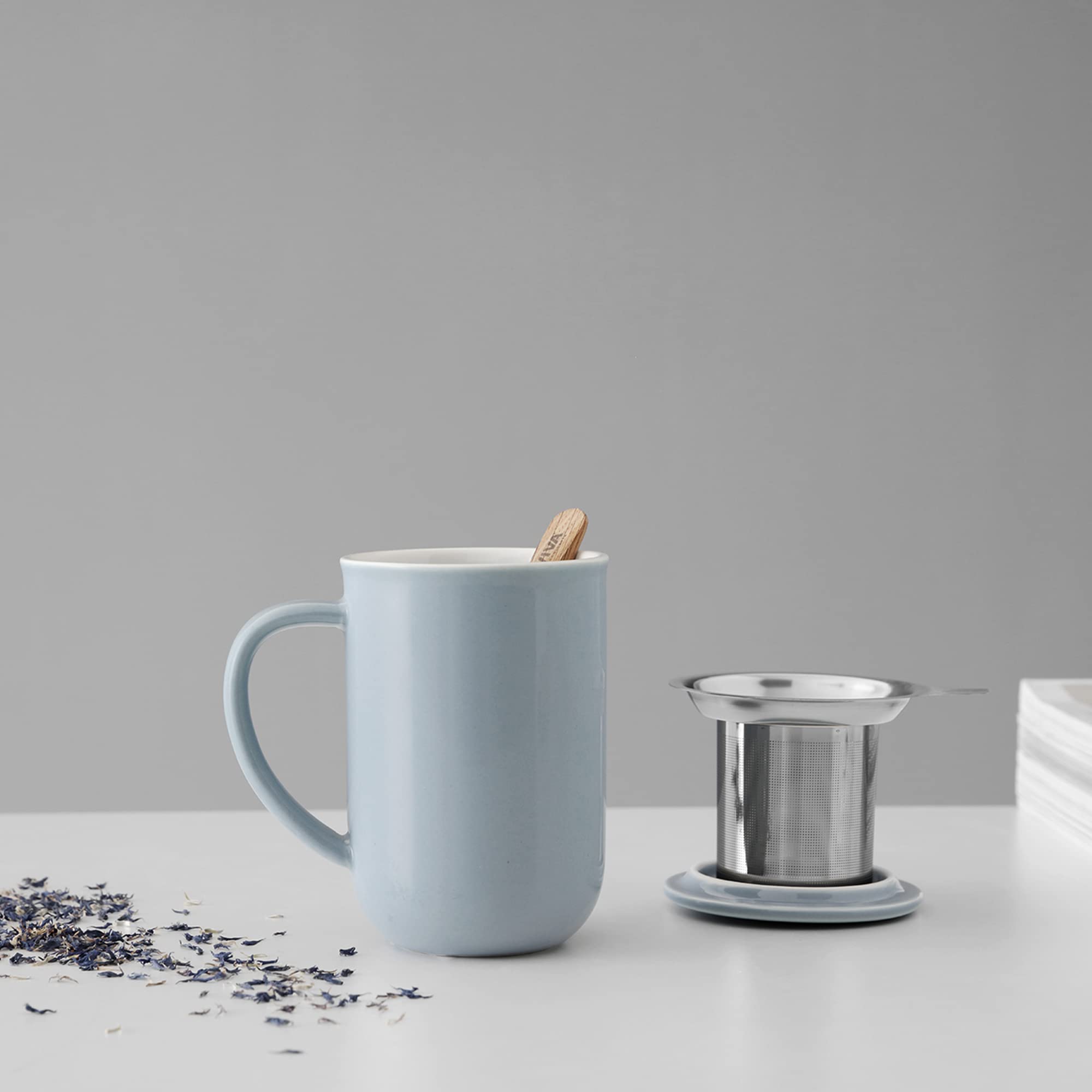 Viva Scandinavia Porcelanowa Filiżanka z Sitkiem do Herbaty i Pokrywką, Kubek do Kawy z Uchwytem, Sitko ze Stali Nierdzewnej, 0,55 Litra, Hazy Blue