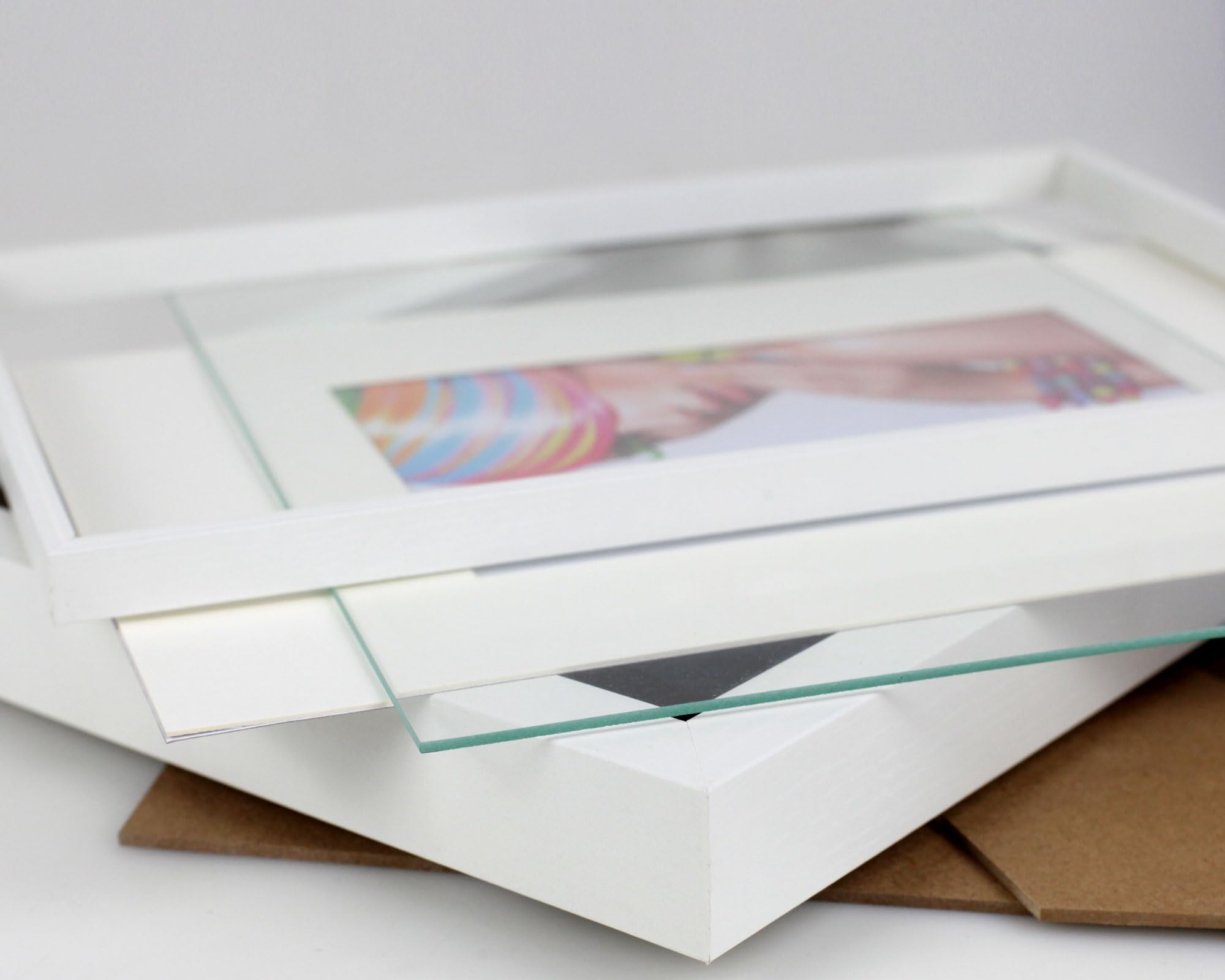 IDEAL TREND 3D Objektrahmen Bilderrahmen mit Passepartout & gehärtetem Glas Holz MDF Rahmen Foto Poster: Farbe: Weiß | Format: 40x60