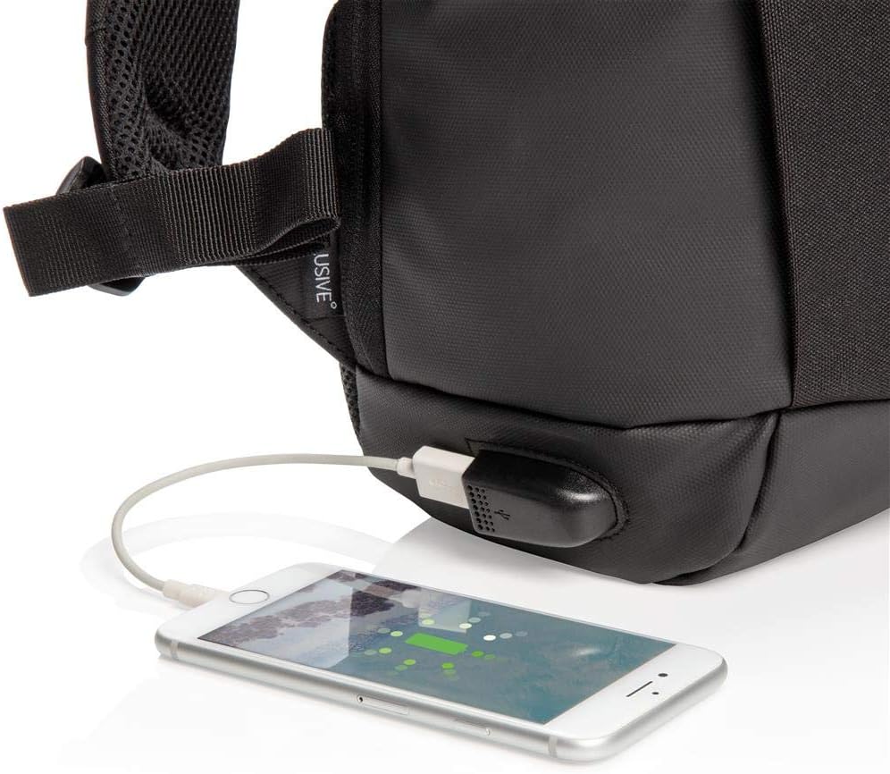 Смартфон туташтырылган жана кубатталып жаткан Мадриддин ууруга каршы рюкзактарындагы тышкы USB кубаттоо портунун жакынкы көрүнүшү.