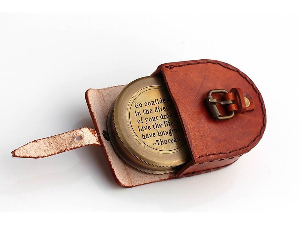 Bussola In Ottone Incisa Con Citazione Thoreau 'Go Confidently' - Custodia In Pelle, Regalo Uomo