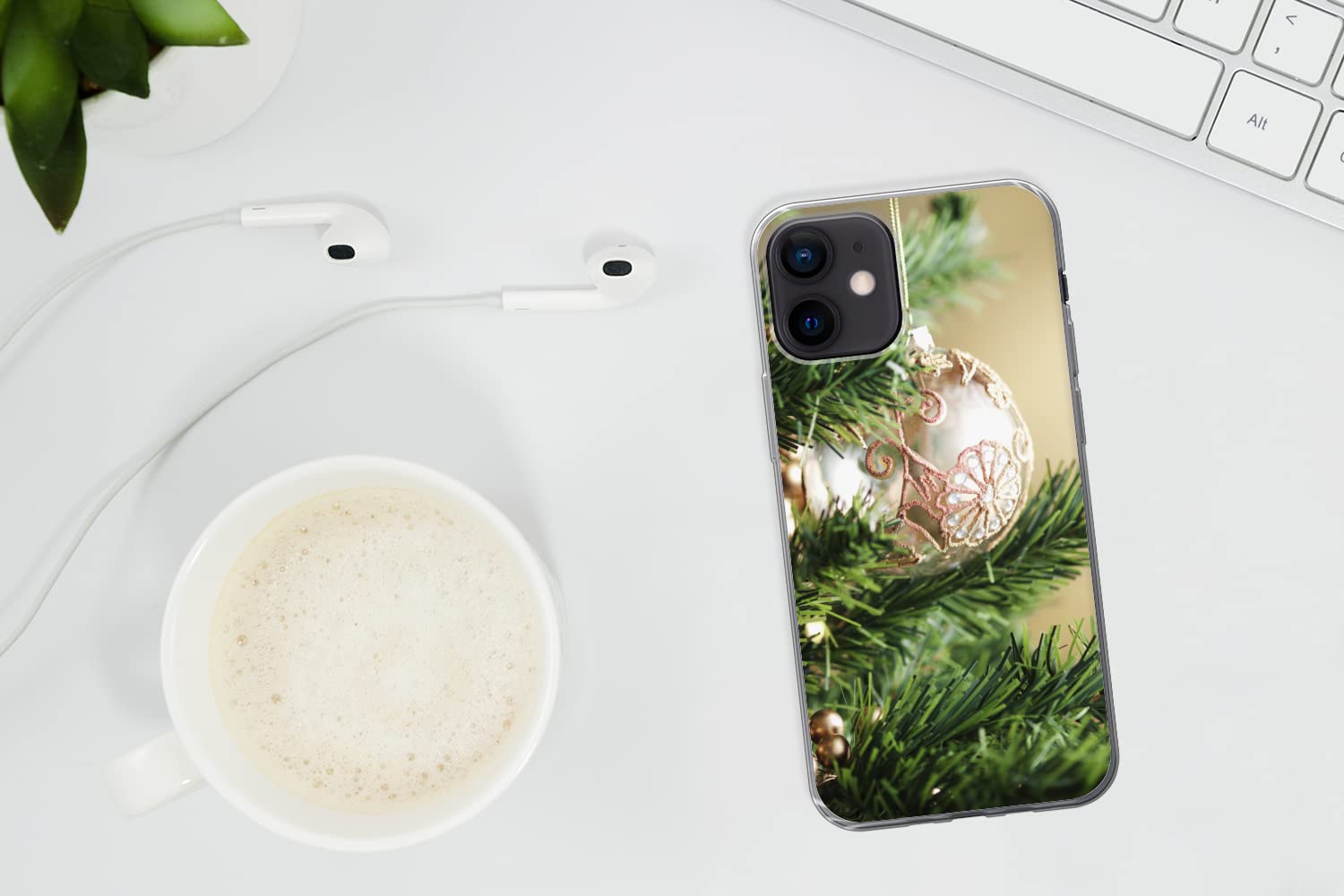 MuchoWow Funda para iPhone 12 - Primer Plano de Adornos navideños en el árbol de Navidad - Funda de Silicona/Funda Blanda para teléfono móvil