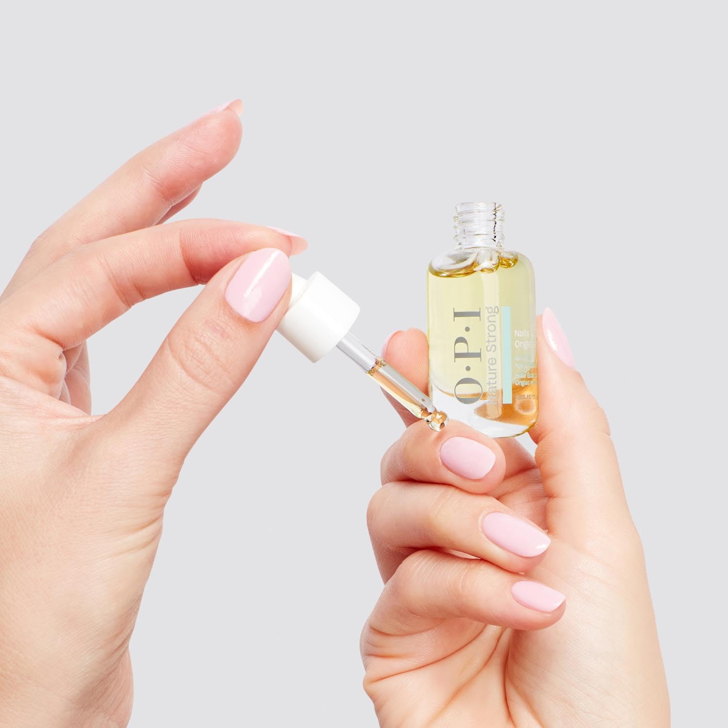 OPI Nature Strong Glow Up Nail and Cuticle Oil– Olio per Unghie e Cuticole con Vitamina E, cuticole morbide e nutrite – Disponibile in 8ml, 15ml e 30ml