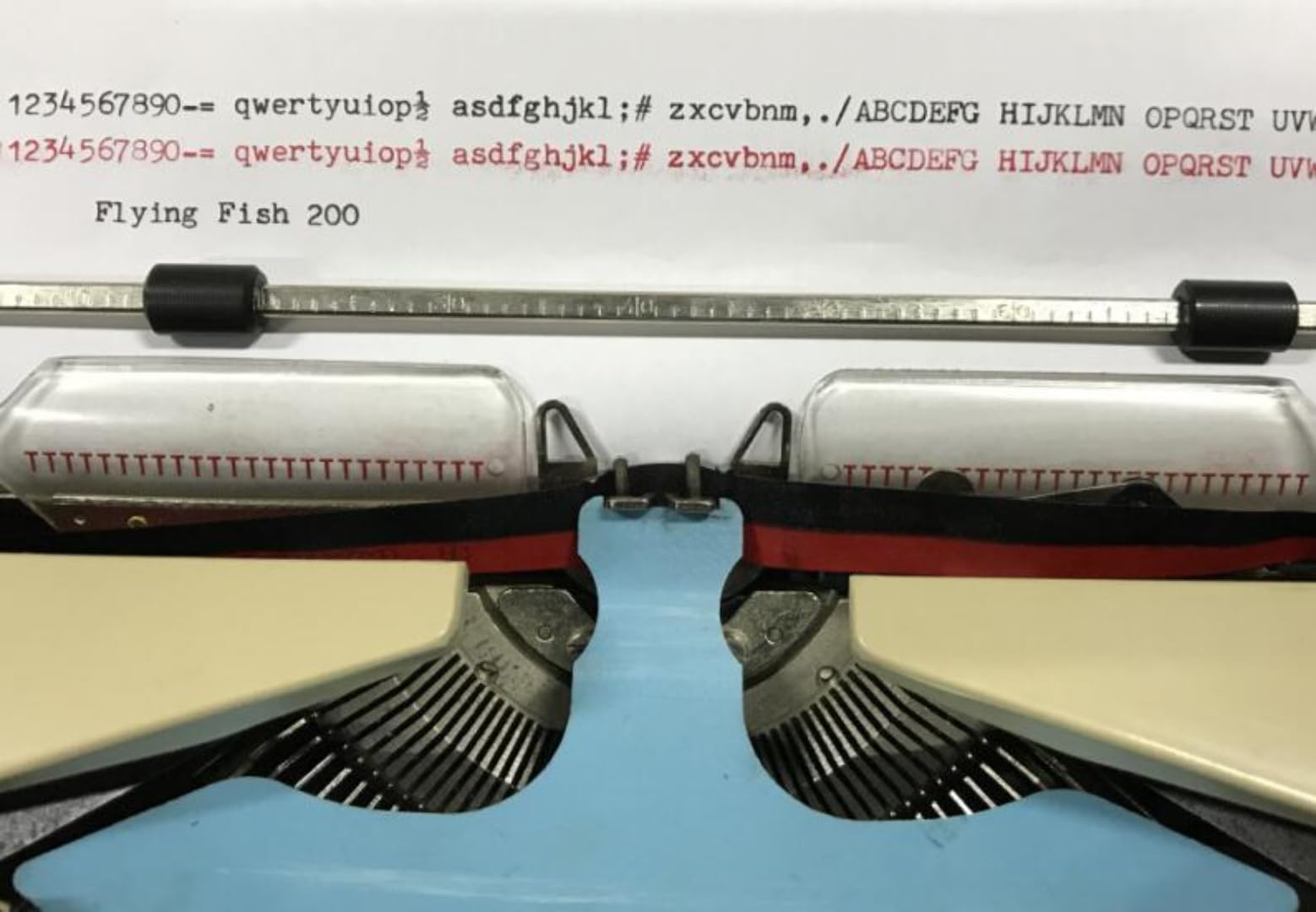 Klassische manuelle Schreibmaschine Textverarbeitung Manuelle Schreibmaschine Briefumschlag Schreiben Notiz nehmen Roman Schreiben