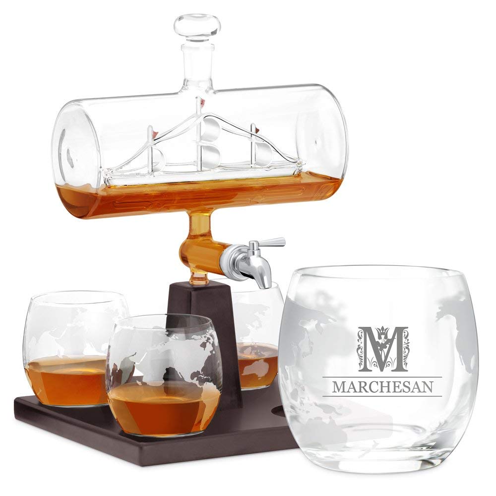 Maverton Decanter per Whisky in vetro - incisione personalizzata - Caraffa da 1000 ml con una nave all’interno + 4 Set bicchieri whisky - idea regalo per l’uomo - nobile